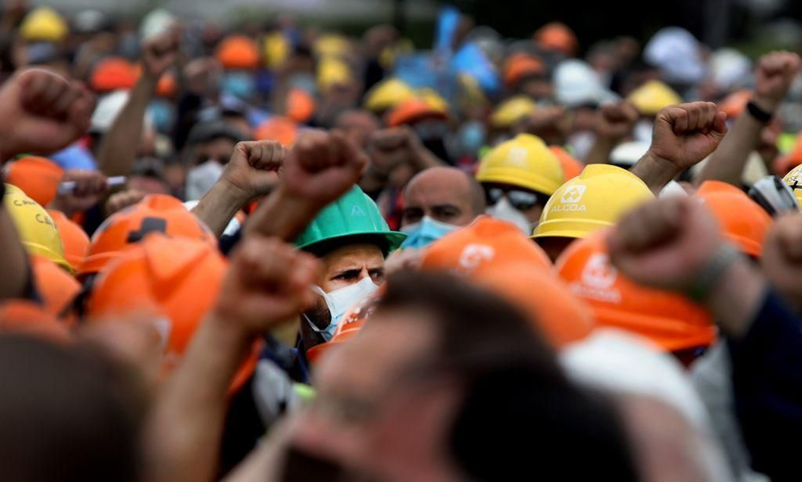 Concentración de trabajadores de Alcoa frente a la sede de la Xunta de Galicia.