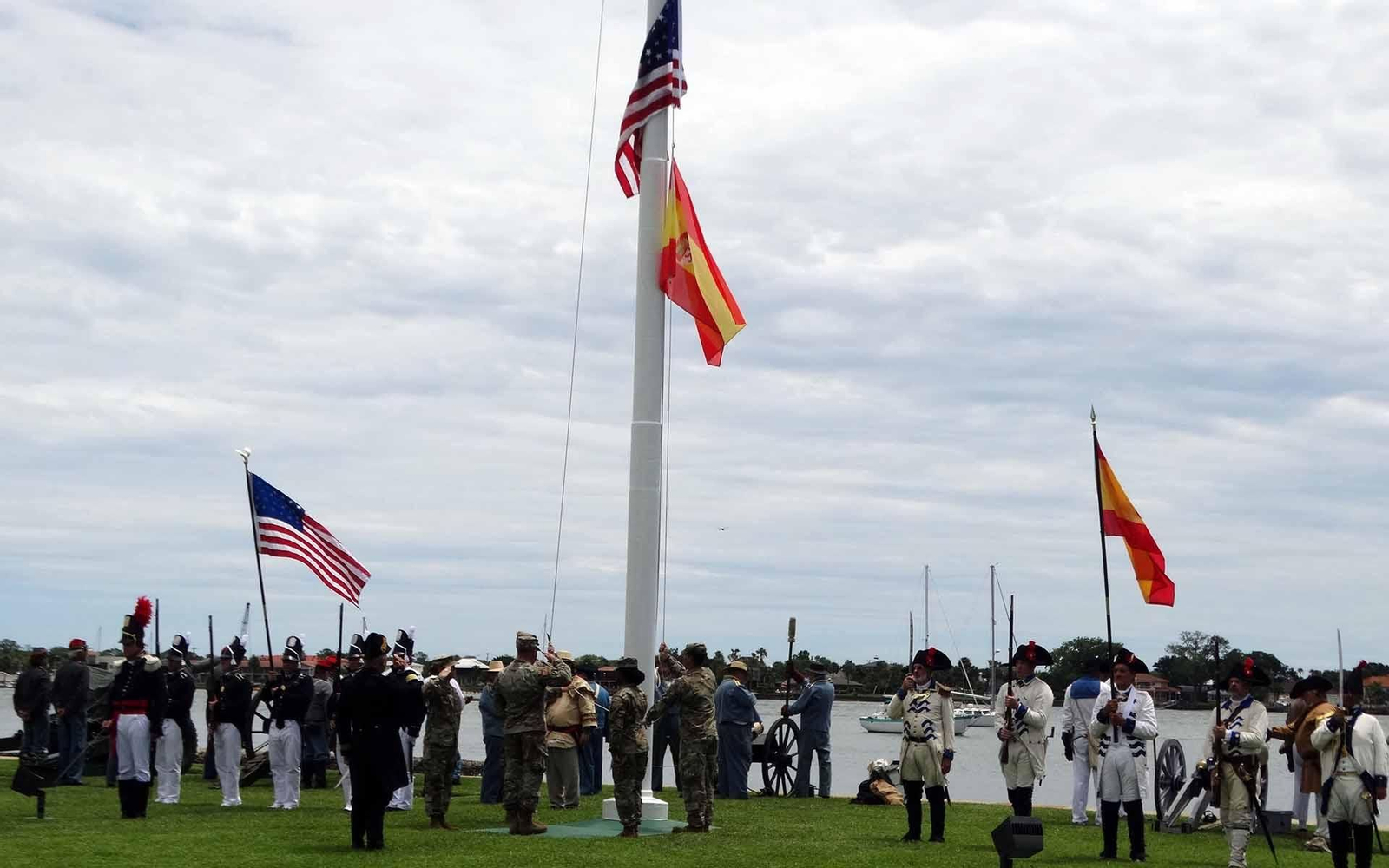 Representación del momento de transferencia de las banderas española y estadounidense durante el acto que conmemora el Tratado de Transcontinentalidad en virtud del cual la Corona española cedió la Florida a los entonces jóvenes Estados Unidos de América. EFE/ Raphael Cosme III