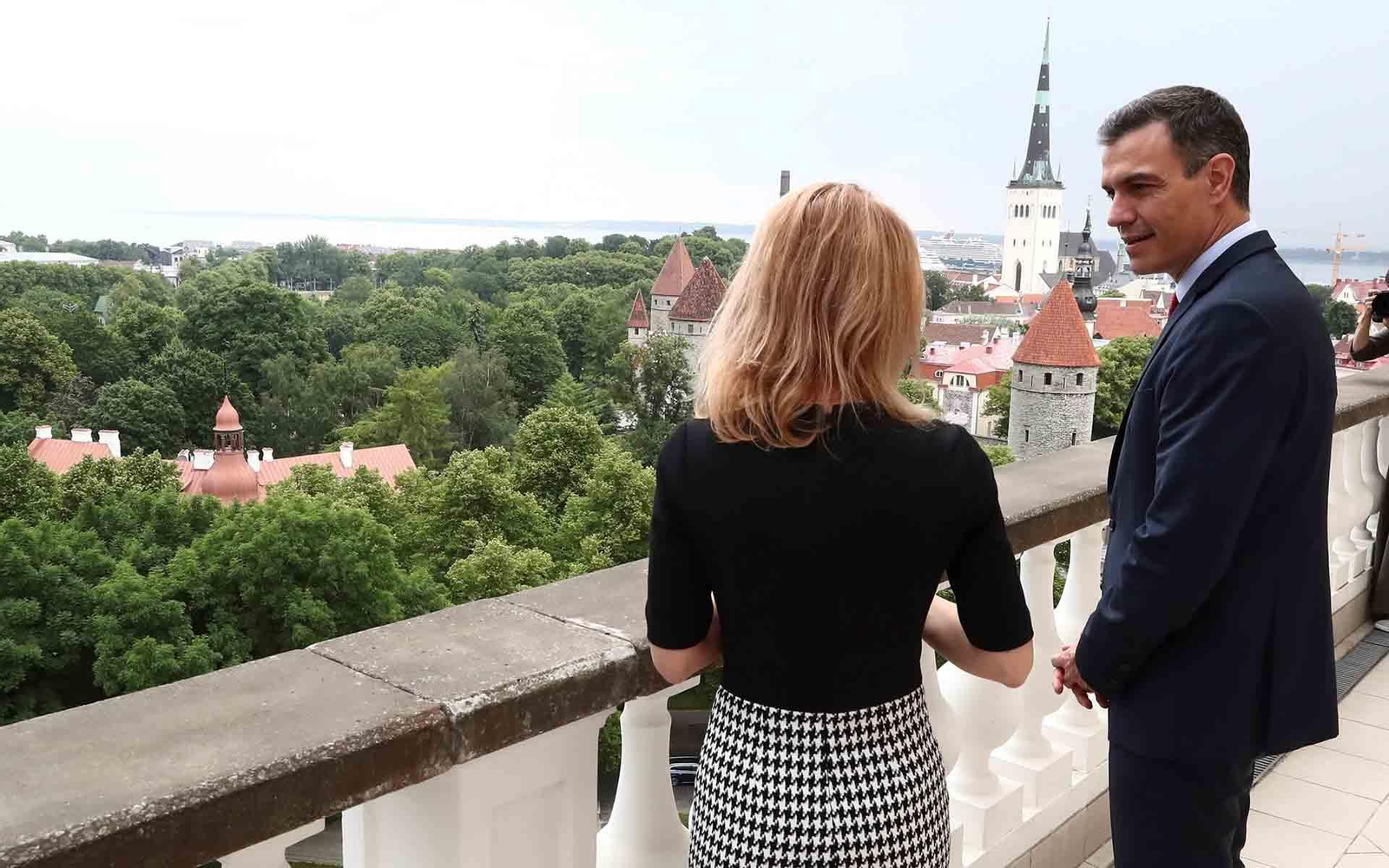 El presidente del Gobierno español, Pedro Sánchez junto a la primera ministra de Estonia, Kaja Kallas. EFE/ Fernando Calvo / Moncloa