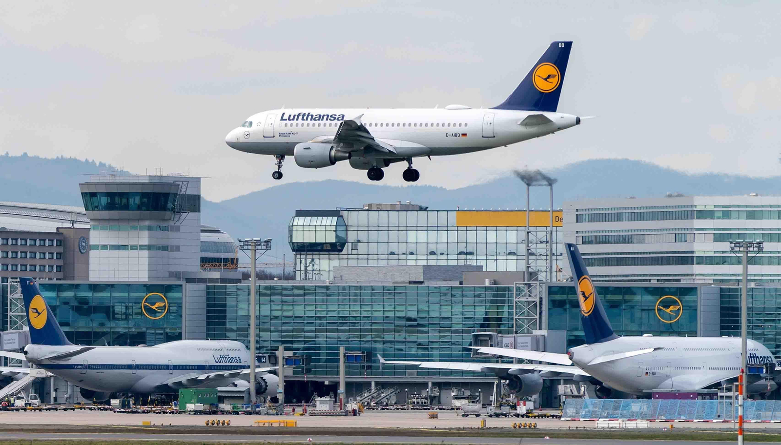 Un avión de Lufthansa aterrizando en Alemania. EFE/EPA/RONALD WITTEK/Archivo