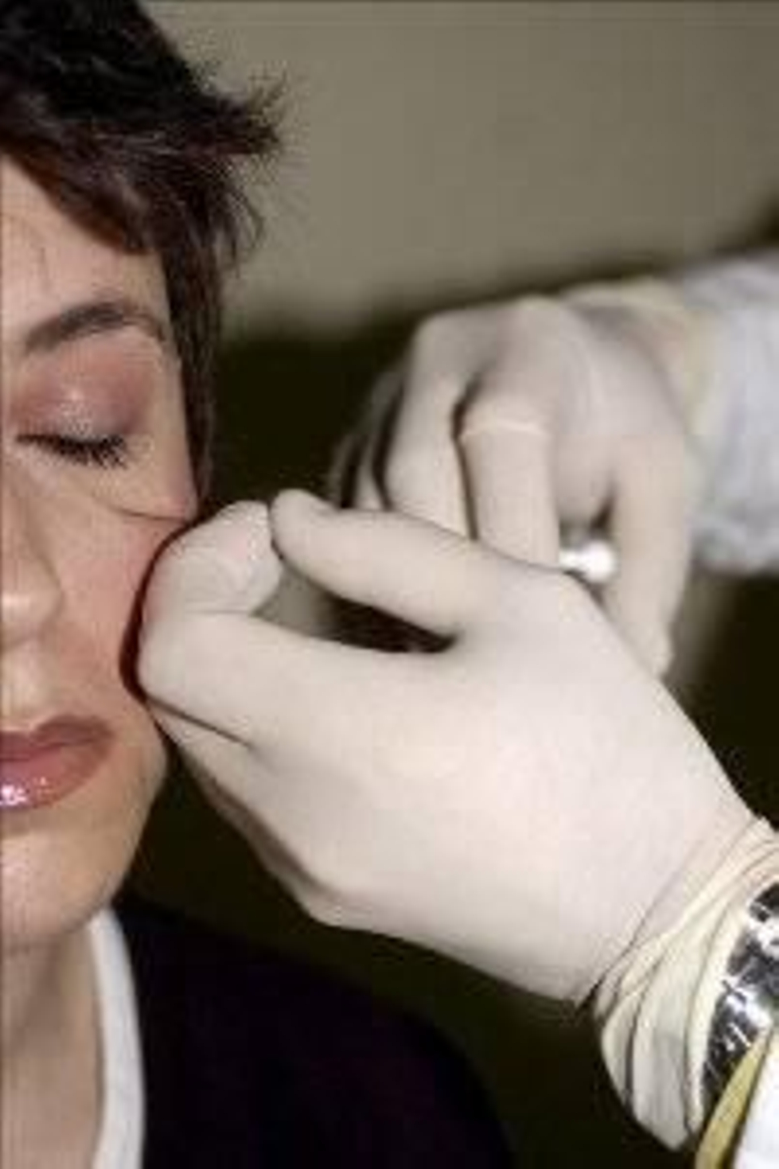 Una mujer se somete a un tratamiento de cirugía estética.