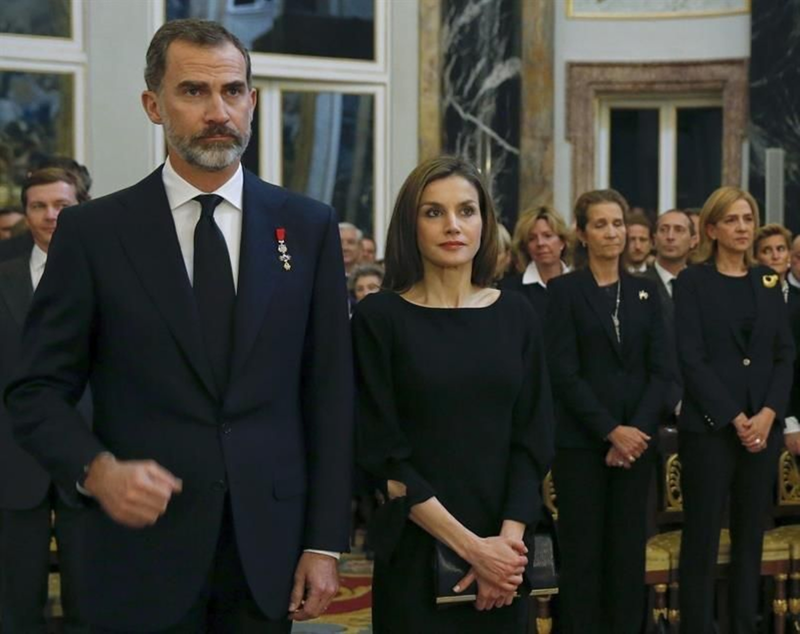 Los Reyes don Felipe y doña Letizia, durante el funeral, al que también han asistido los reyes don Juan Carlos y doña Sofía y las infantas Elena y Cristina.
