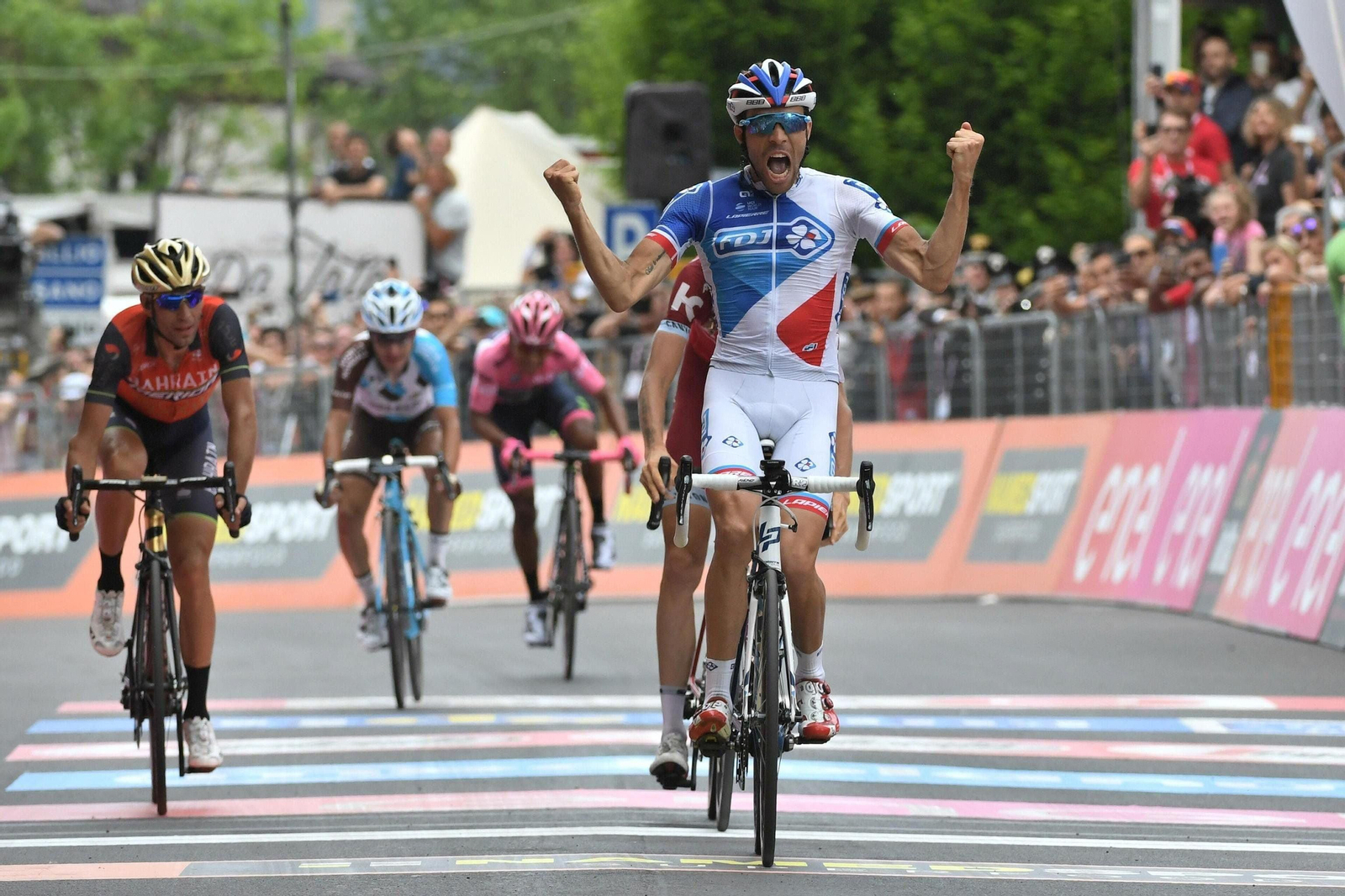 El francés Thibaut Pinot se llevó ayer la penúltima etapa al batir a Zakarin al sprint.