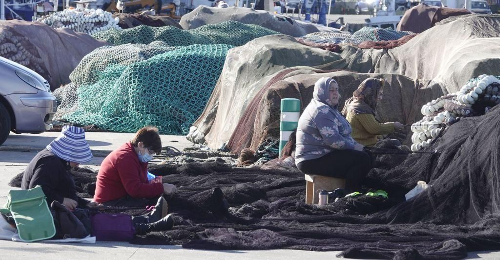 Un grupo de mujeres arreglaba ayer las redes en el puerto pesquero del Berbés.