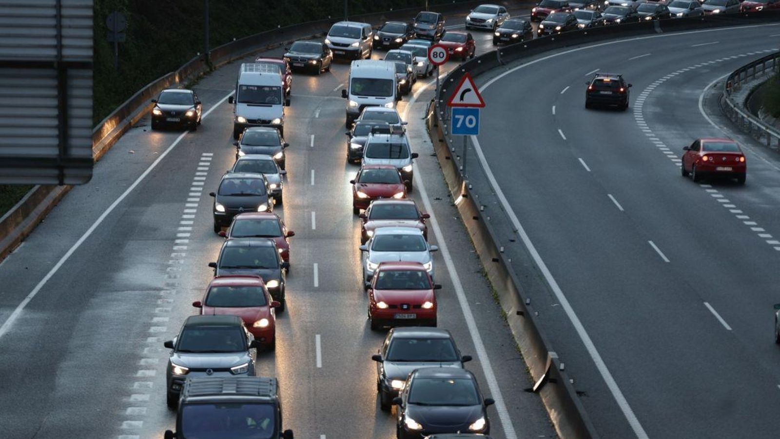 La autovía, bloqueada ayer en la salida desde Vigo, con la retención hasta la avenida de Madrid.
