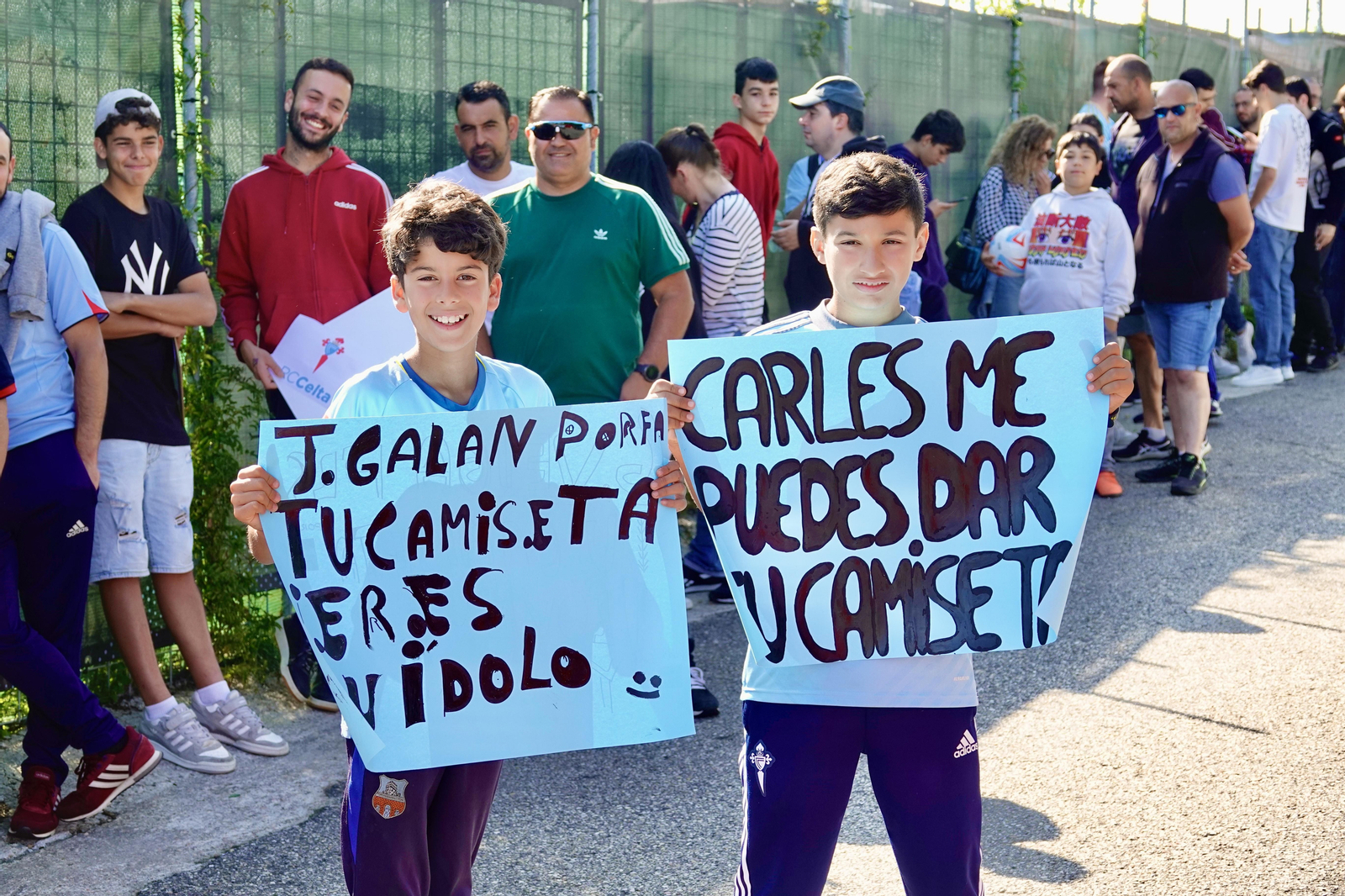 03-06-2023 VIGO. AFICIONADOS DEL CELTA ACUDEN A LA CIUDAD DEPORTIVA DEL CELTA EN MOS .FOTO VICENTE ALONSO. ATLANTICO DIARIO.