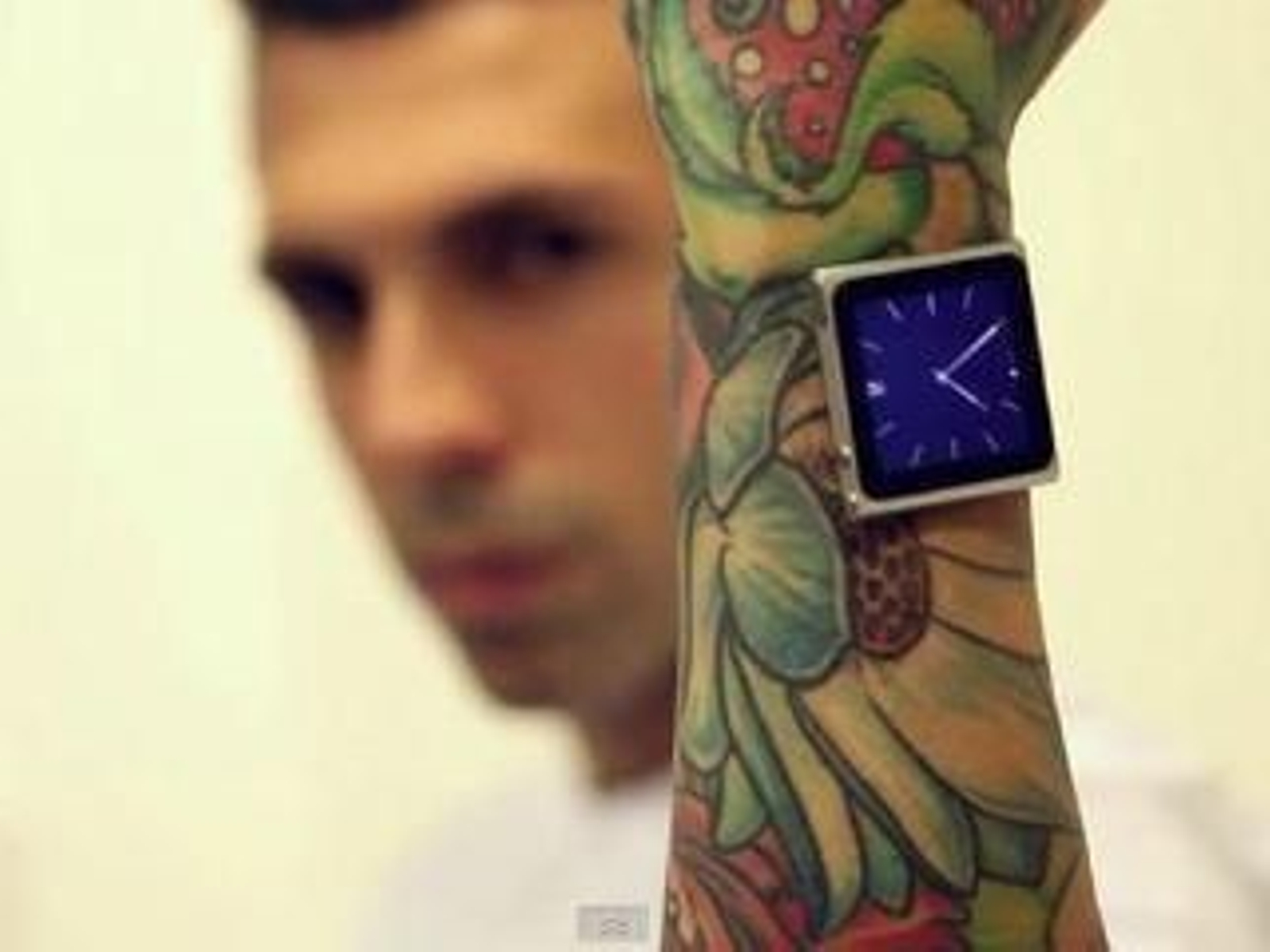 Daved Urban luce su iPod después de haber implantado los imanes bajo su piel. www.youtube.com/iDermal