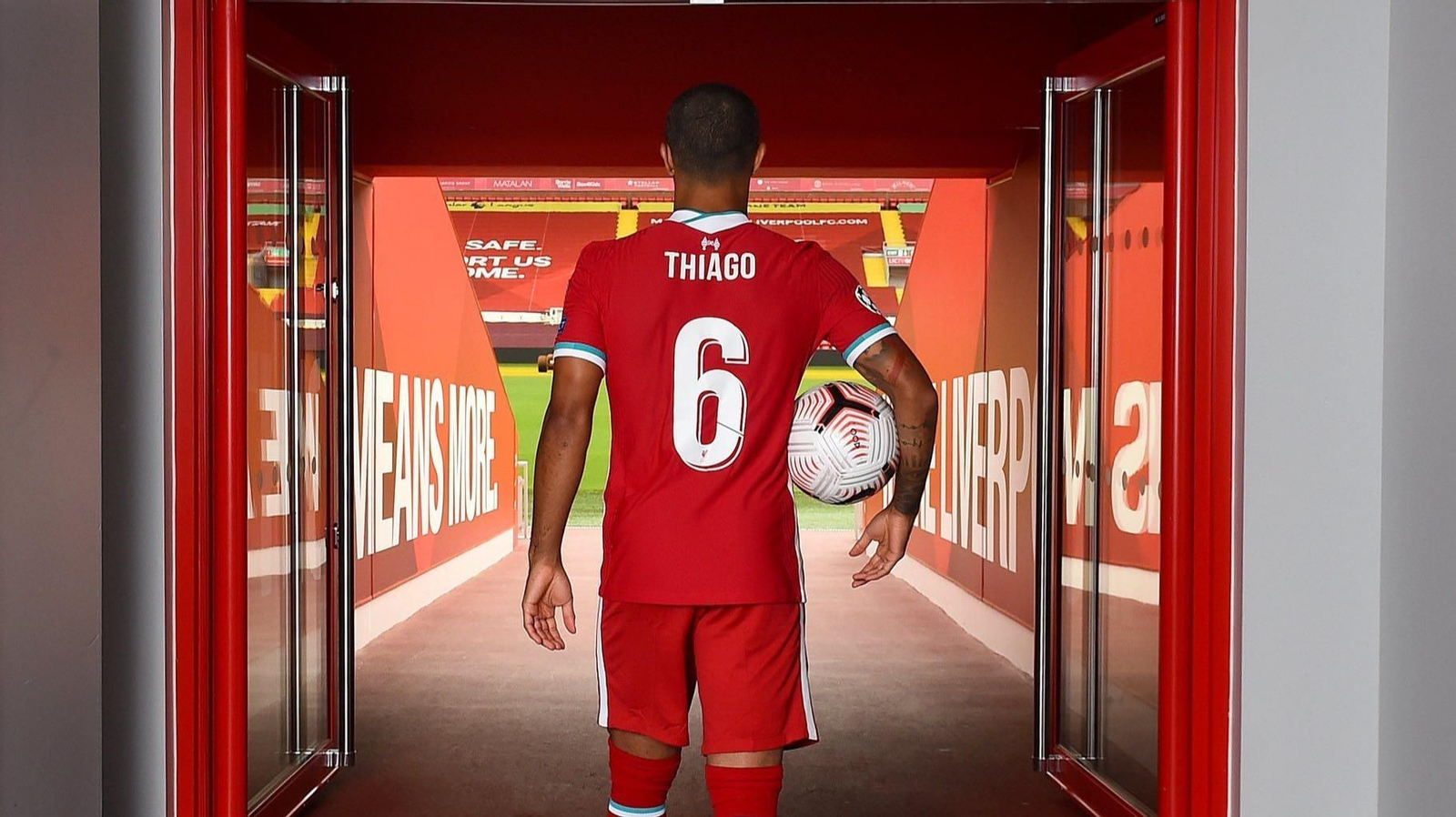 Thiago, ayer en el túnel de entrada al campo en Anfield.