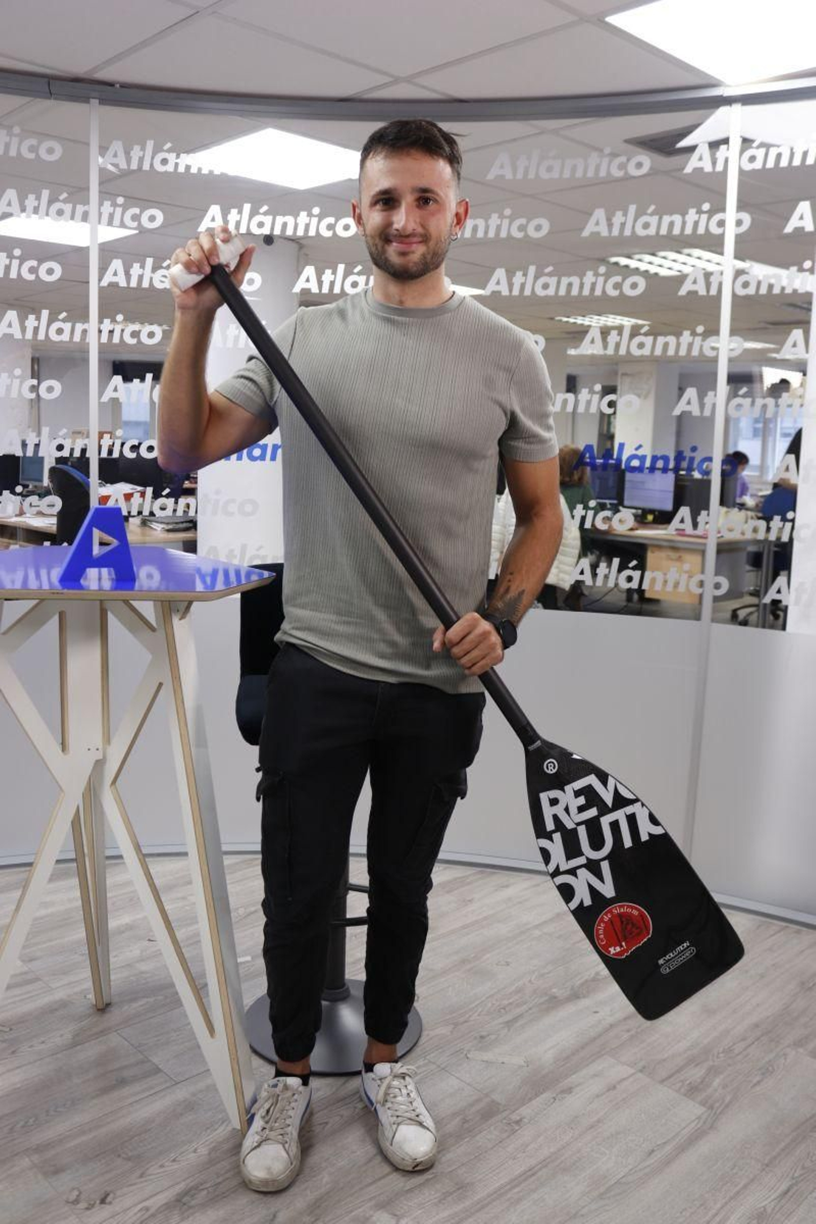 Luis Fernández, de Salceda, amosa a pa no set de Atlántico.