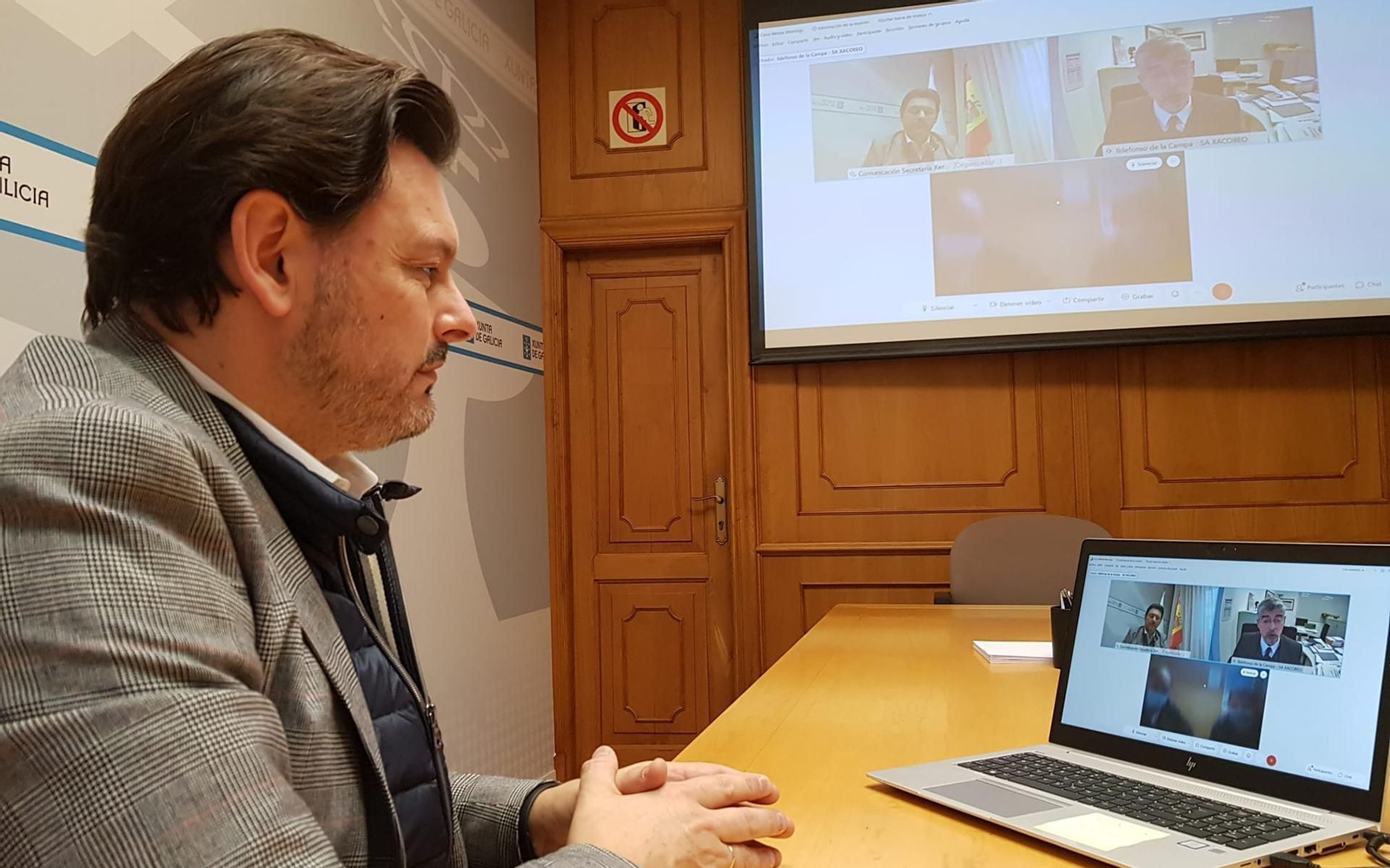 El secretario xeral da Emigración, durante la videoconferencia, en la sede de la SXE en Compostela