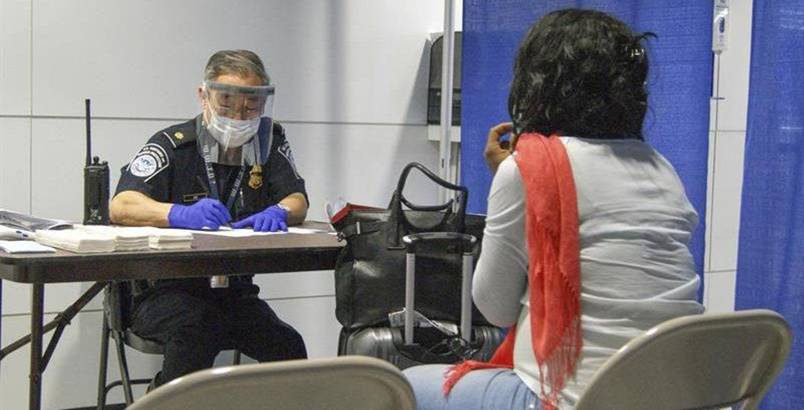 Imagen de un funcionario de Aduanas en estados Unidos atendiendo un posible caso de ébola