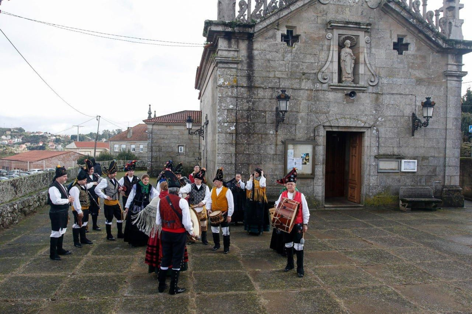 Llegada de San Amaro a la capilla.