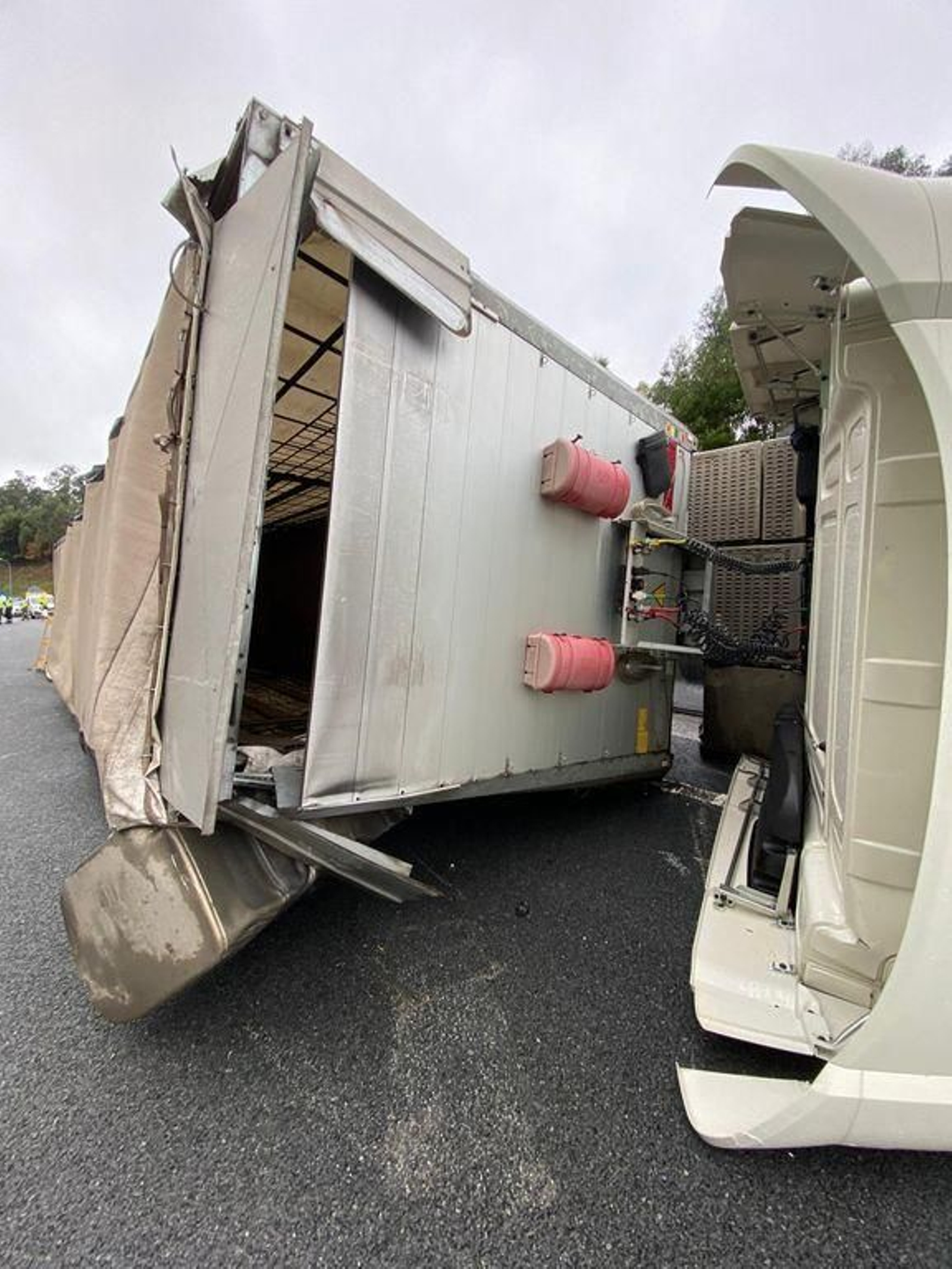 Cortado un carril de la AP-9 en Vigo después de volcar un camión en los túneles de A Madroa 4