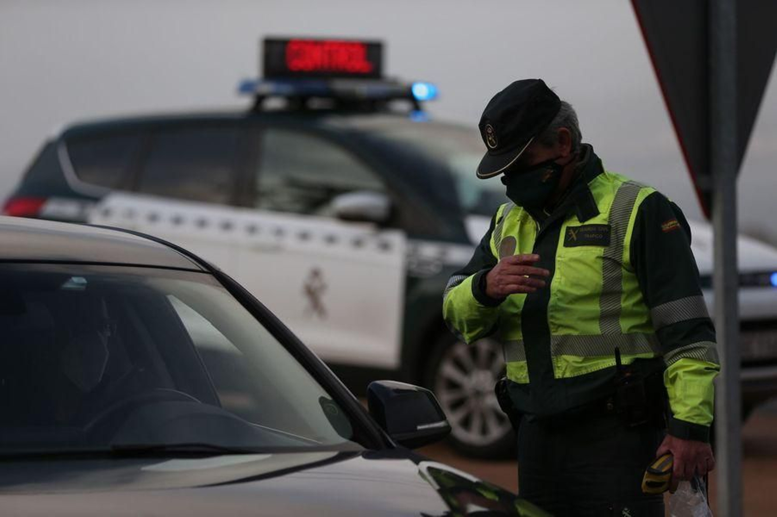 La Guardia Civil realiza controles en los accesos a la ciudad para vigilar la movilidad // Alberte
