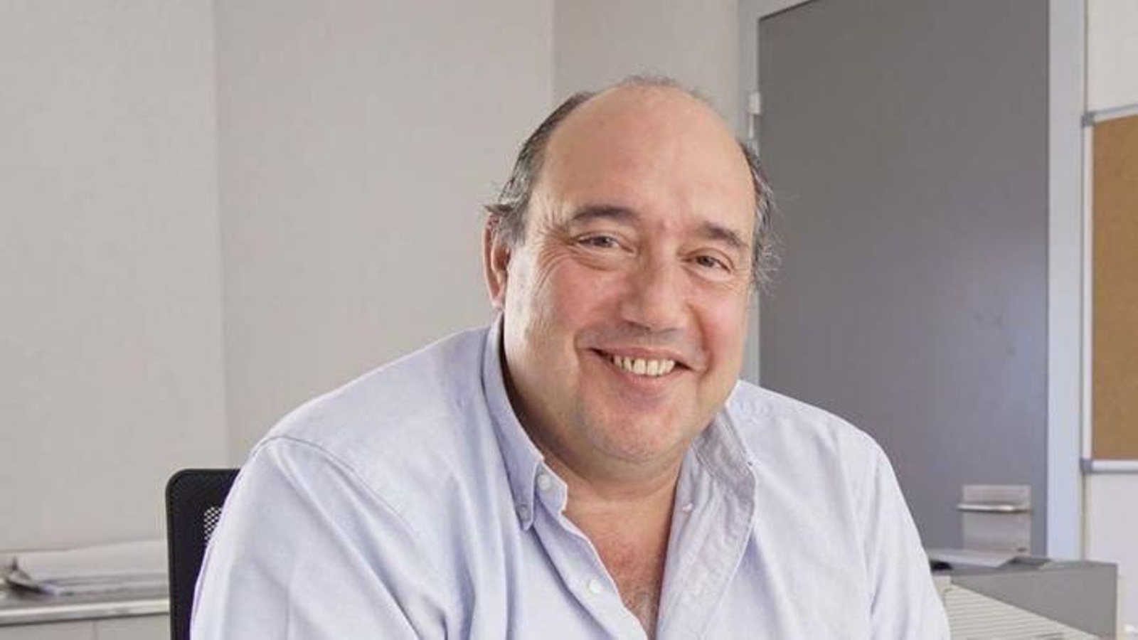 El psiquiatra José Manuel Olivares, en su consulta.