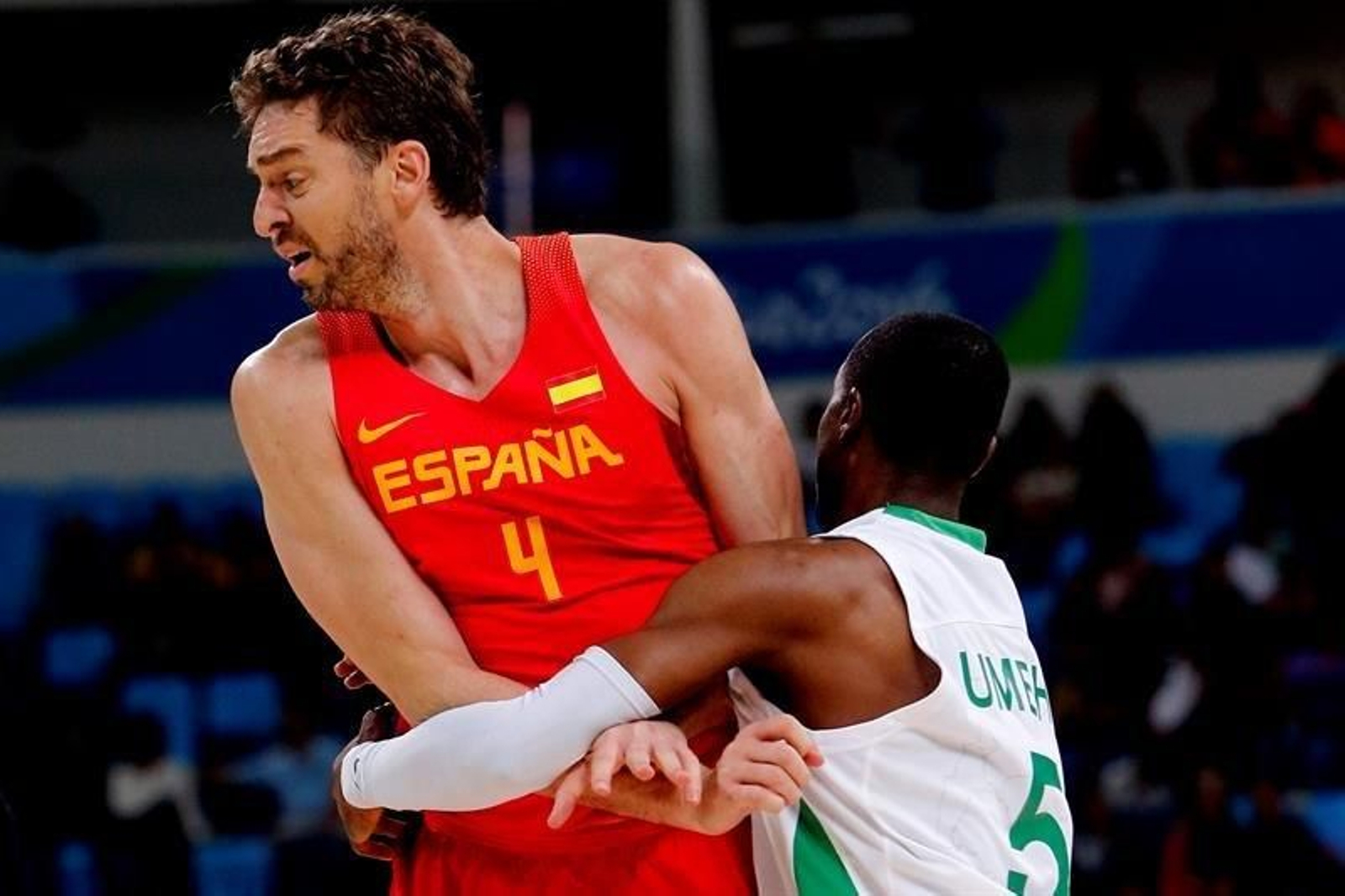 El jugador español Pau Gasol (i) es tomado por el nigeriano Michael Umeh (d)