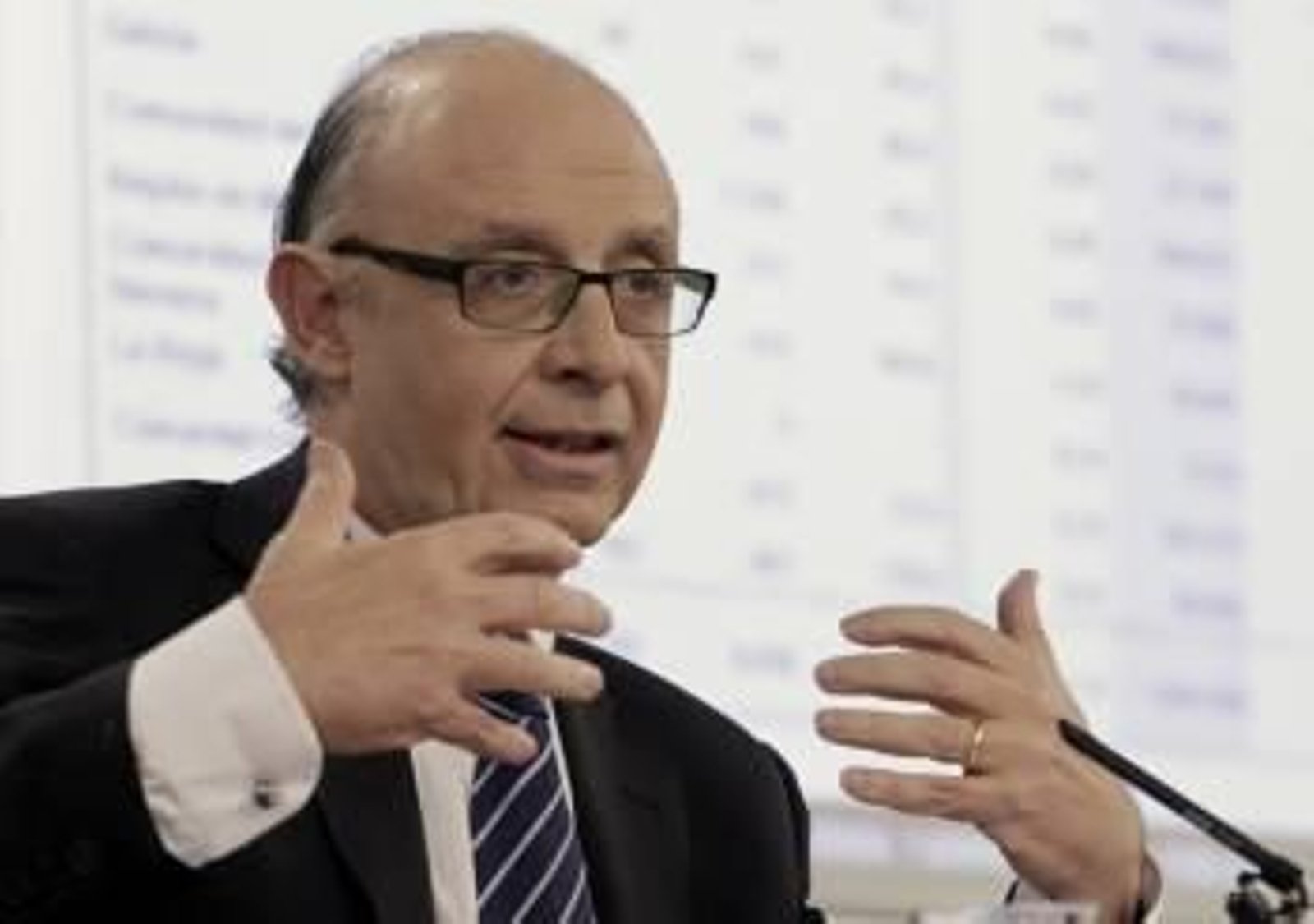 El ministro de Hacienda, Cristóbal Montoro, tras el Consejo de Ministros. (Foto: S. BARRENECHEA)