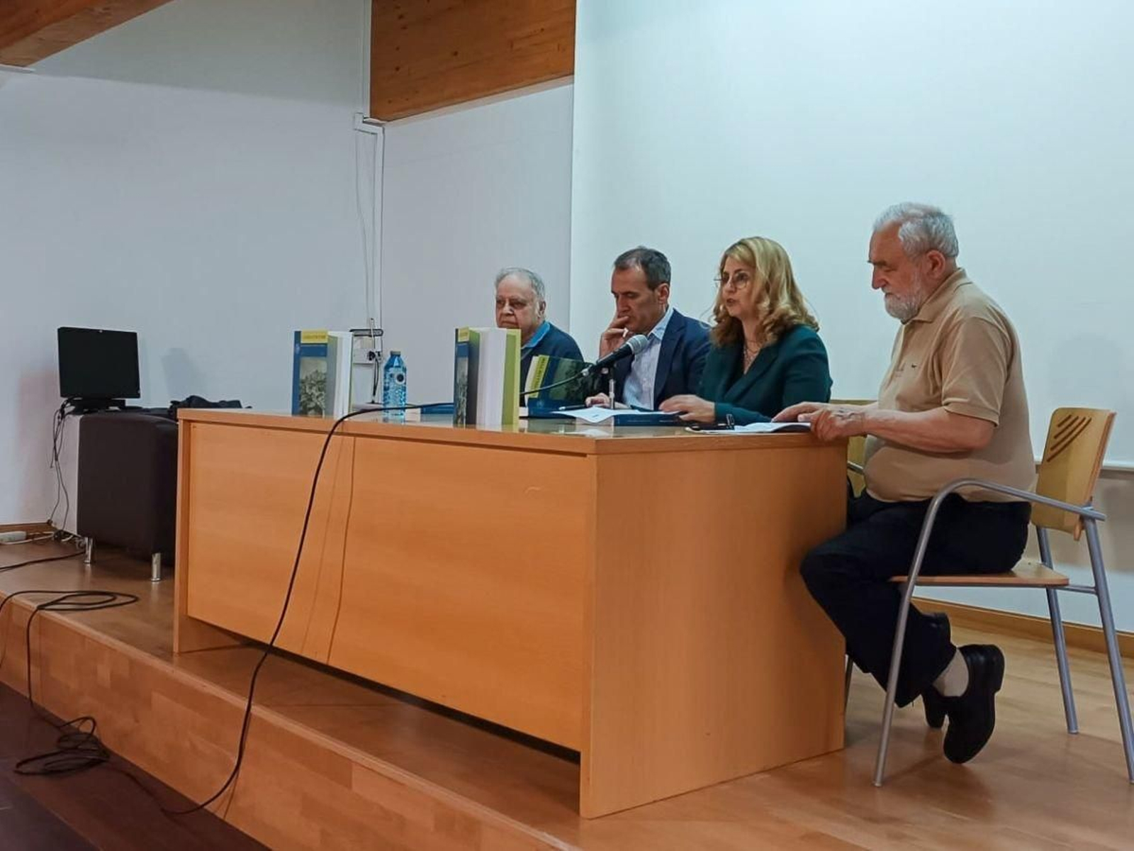 Imagen del acto de firma del acuerdo y la presentación de la revista “Castellum Tyde”.