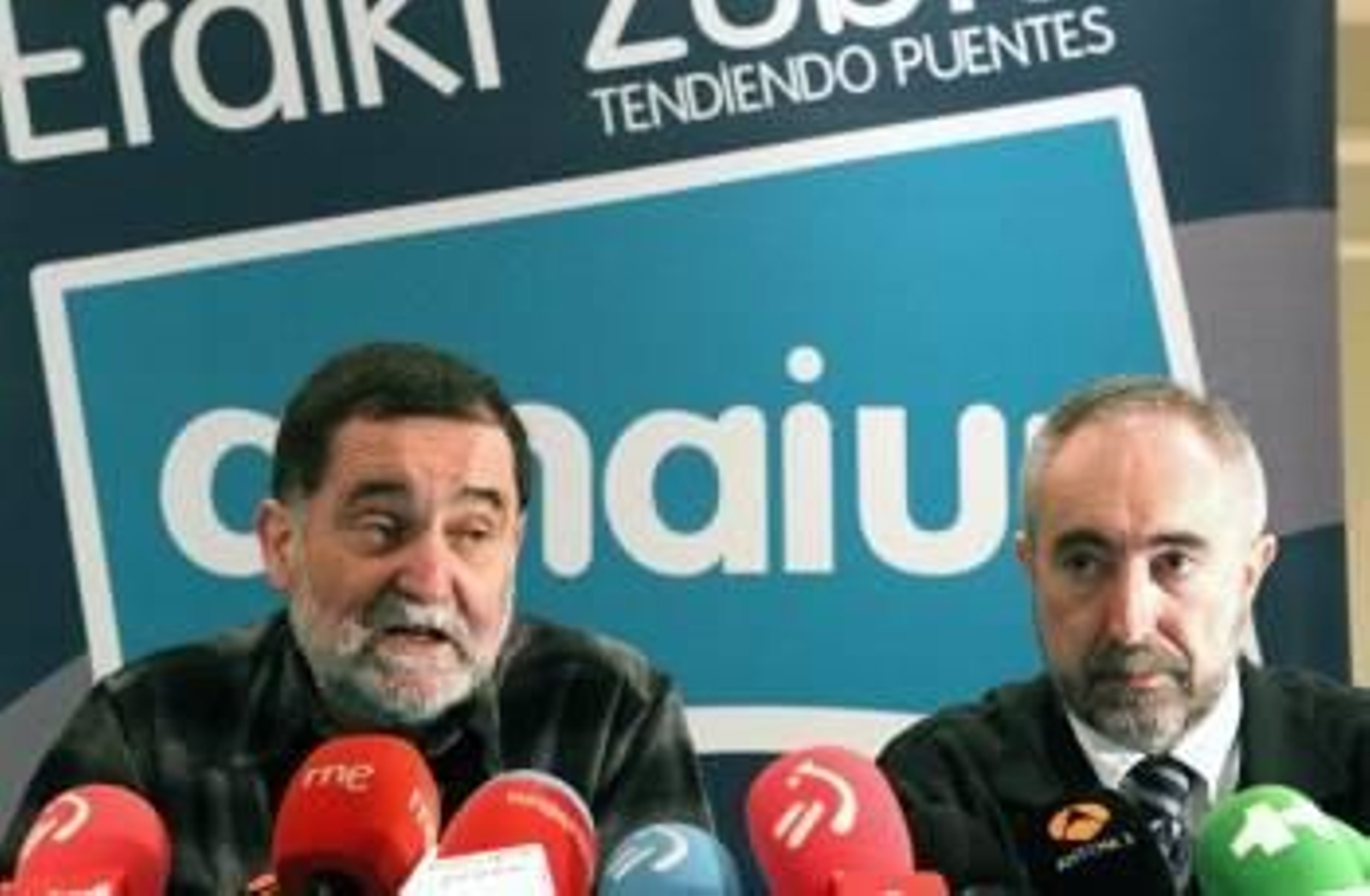 Los diputados de Amaiur Iñaki Antigüedad (i) y Rafael Larreina durante su conferencia de prensa donde han hablado sobre el Consejo de Política Fiscal y Financiera que se reúne hoy en Madrid. (Foto: EFE)