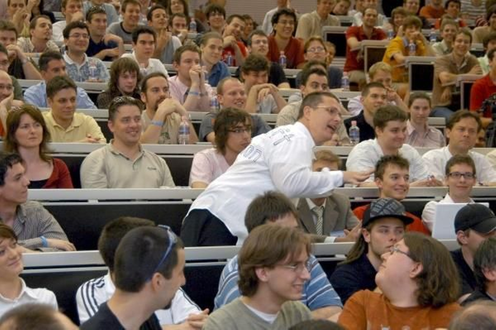 Un estudiante lanza los huevos a Steve Ballmer. (Foto: Barnabas Honeczy)
