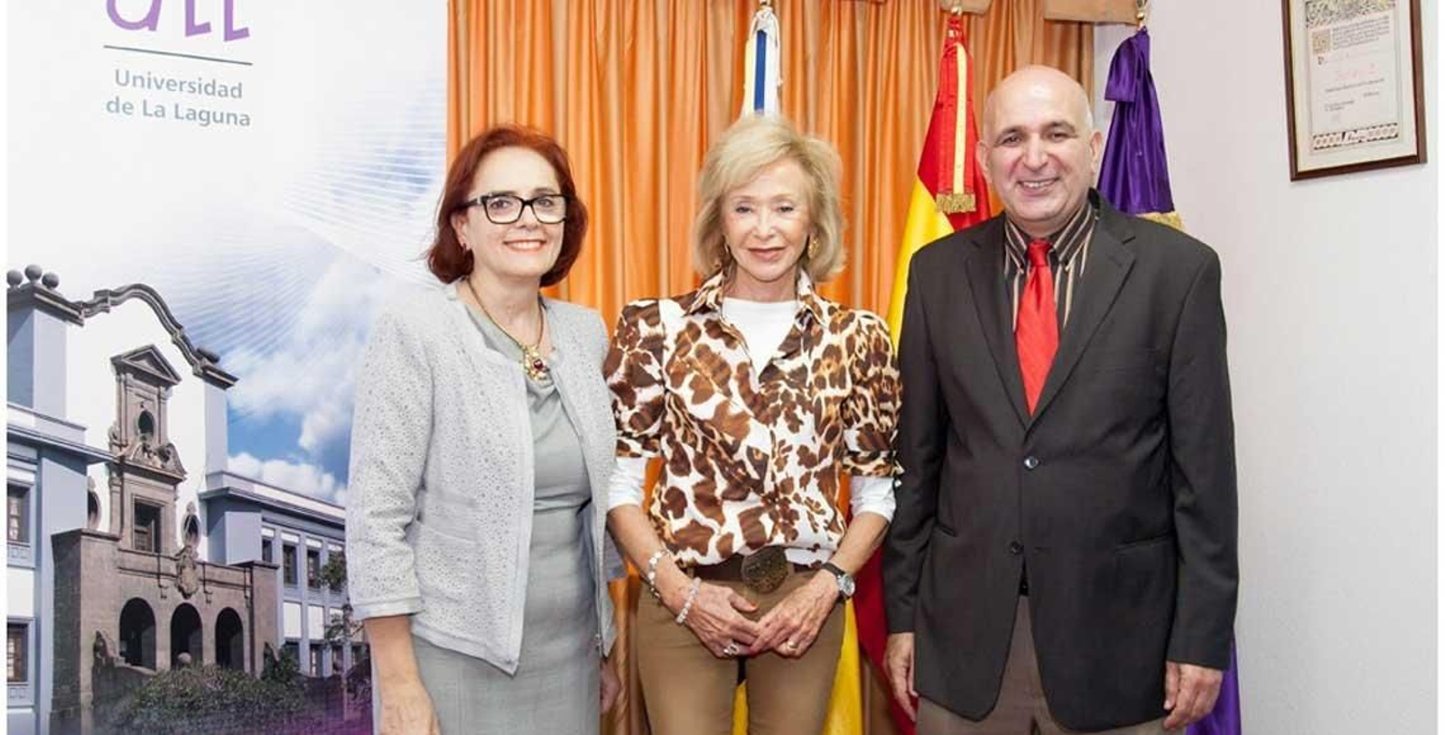 La presidenta de la Fundación Mujeres por África con Nélida Rancel y Justo Pérez.