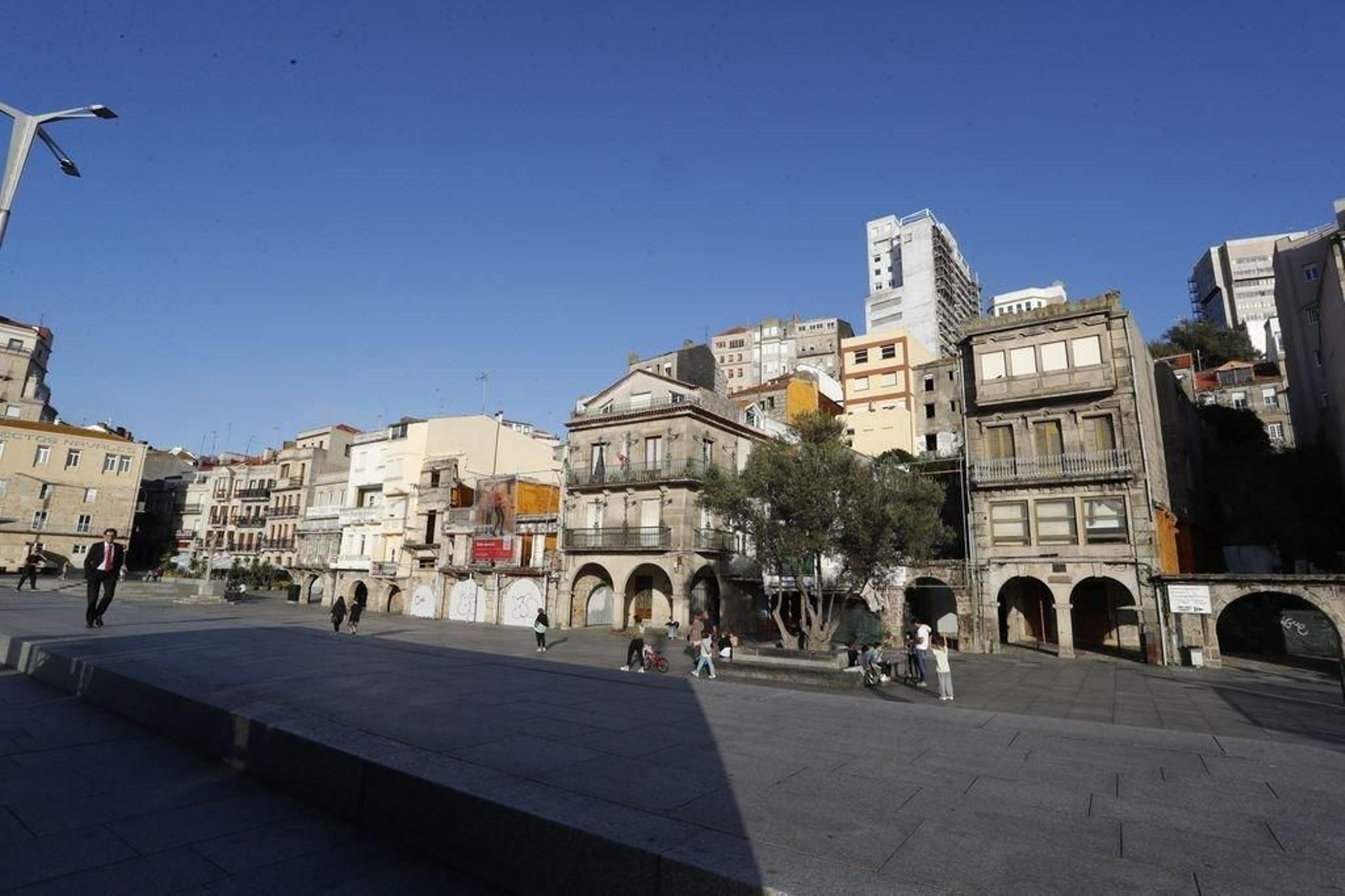 De los seis edificios que ha comprado en O Berbés el Consorcio del Casco Vello, tres se han cedido a la Universidad para su sede.