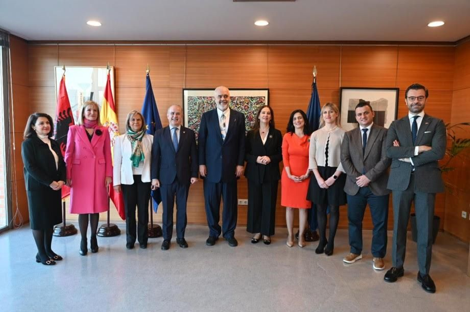 El rector de la Universidad Nacional de Educación a Distancia, Ricardo Mairal Usón, se reunió con primer ministro de la República de Albania, Edi Rama, en la Biblioteca Central de la UNED para seguir avanzando en este proyecto ilusionante para ambos.