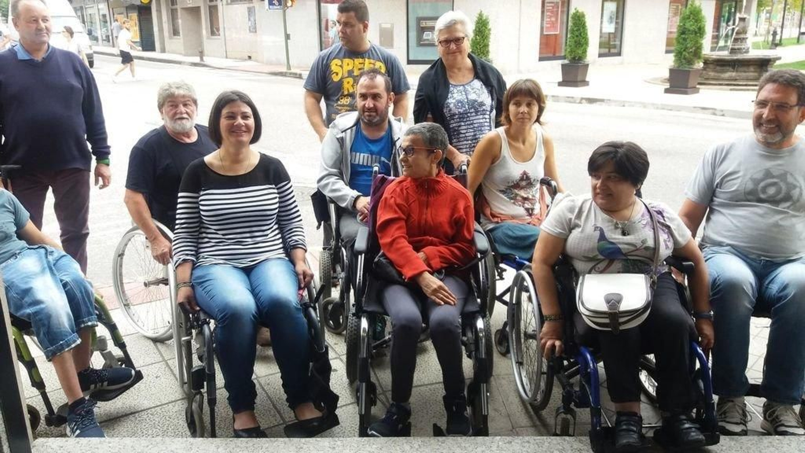 Entre las actividades programadas destacaban los paseos en sillas de rueda que se levaron a cabo.