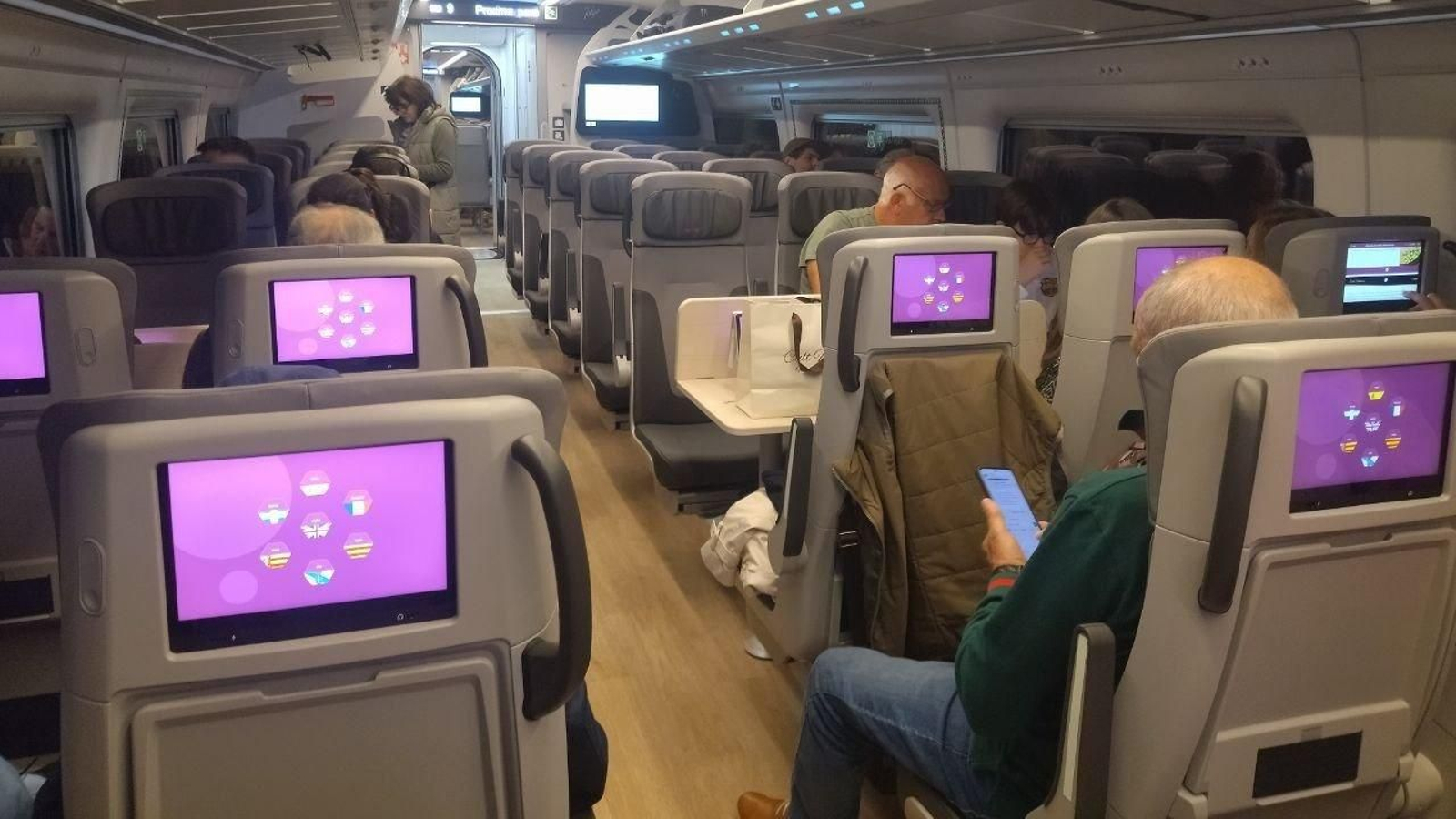 Los viajeros en uno de los vagones del tren Avril con el que se estrena la alta velocidad en Vigo. // Saúl Cruz