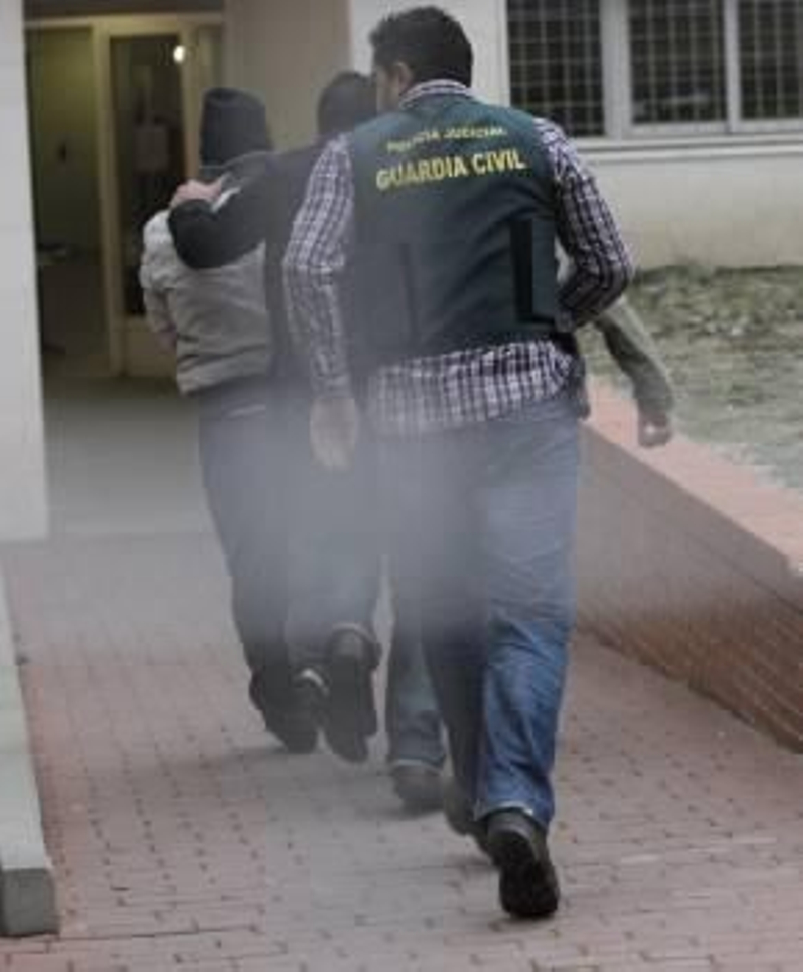 El detenido (delante) por la muerte de la joven dominicana Avellaneda Núñez, cuyo cadáver fue encontrado el pasado miércoles (Foto: EFE)