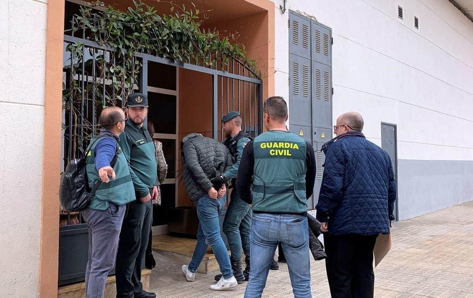 El joven detenido por la muerte de su novia entra een la vivienda que compartían en Vinaróz.