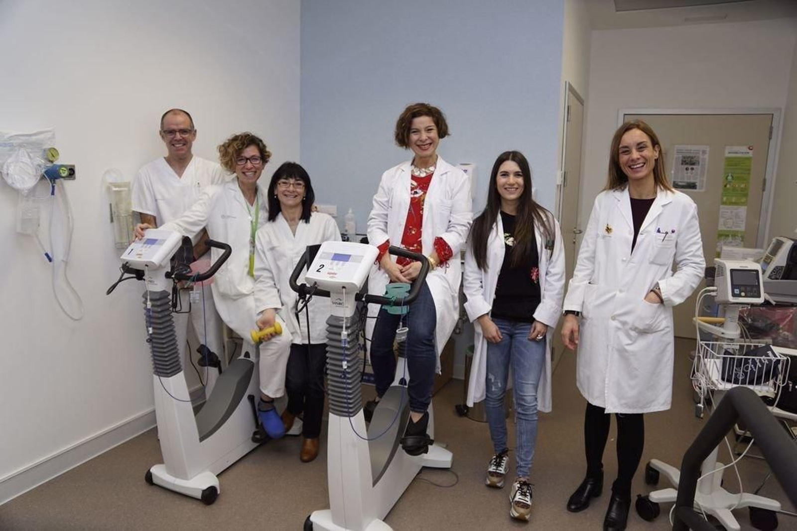 La cardióloga Marisol Bravo, montada en la bici, con el equipo de la Unidad de Rehabilitación.