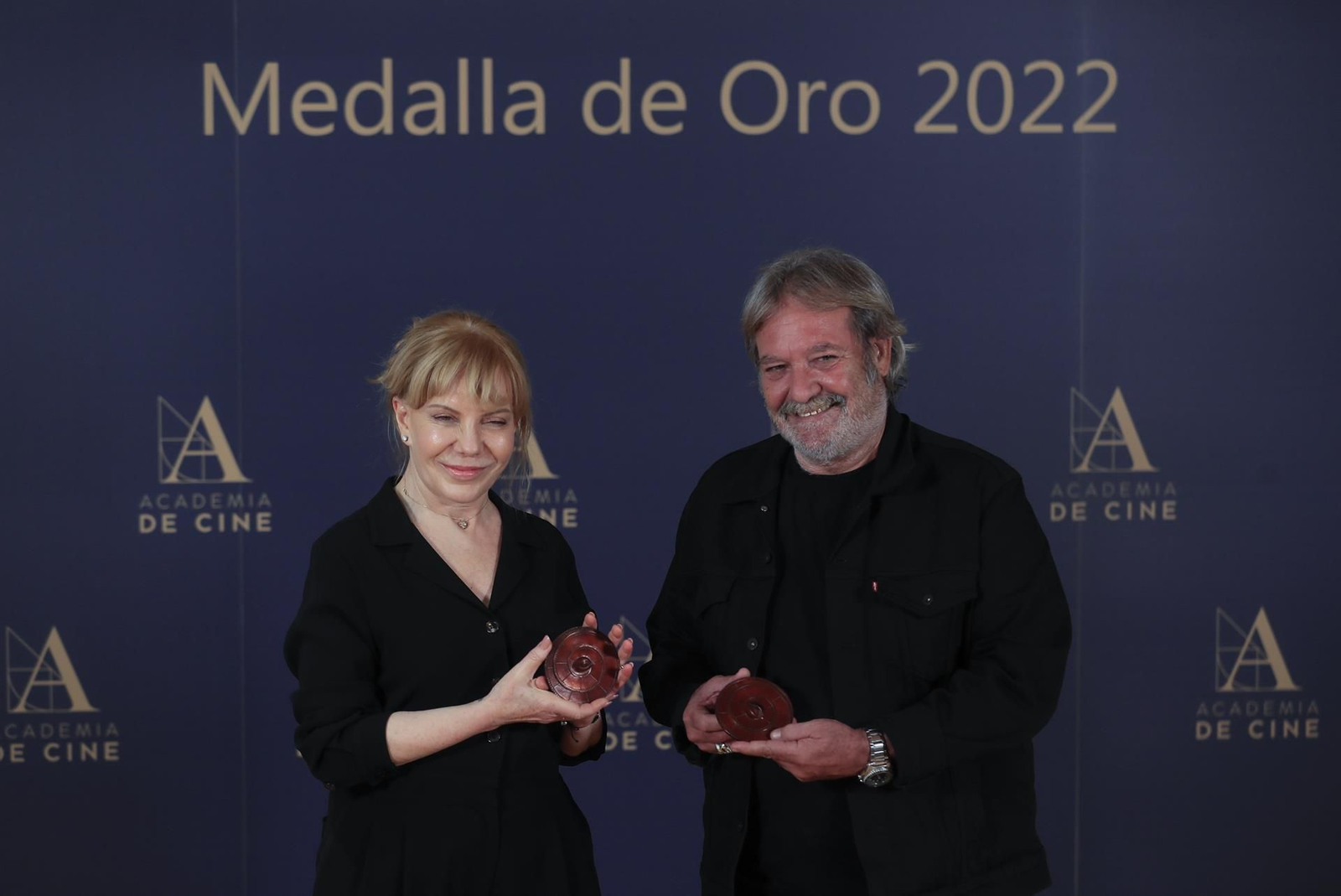El actor cubano Jorge Perugorría y la actriz argentina Cecilia Roth mantienen este martes en la sede de la Academia de Cine en Madrid un encuentro con los medios al recibir la Medalla de Oro de la citada institución.