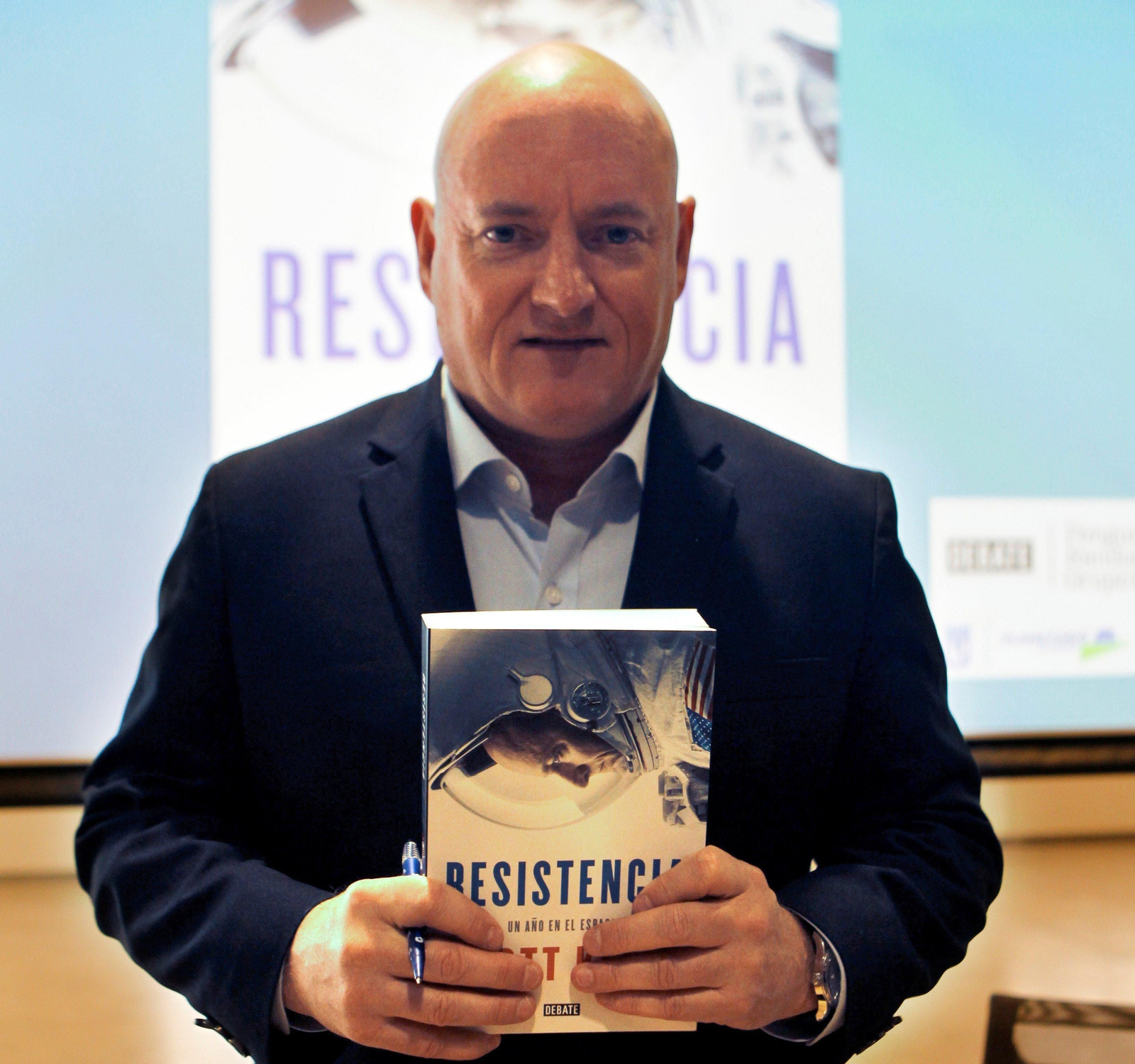 Scott Kelly con su libro "Resistencia. Un año en el espacio".