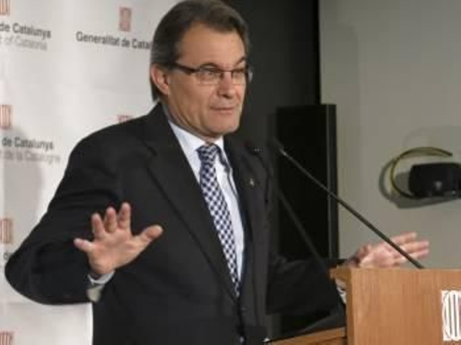 El presidente de la Generalitat, Artur Mas, en rueda de prensa en la Delegación de Cataluña en Bruselas. (Foto: PAZ VAL)