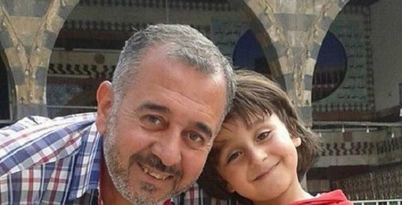 Osaman Abdul Mosen, junto a su hijo. Foto ecuavisa.com