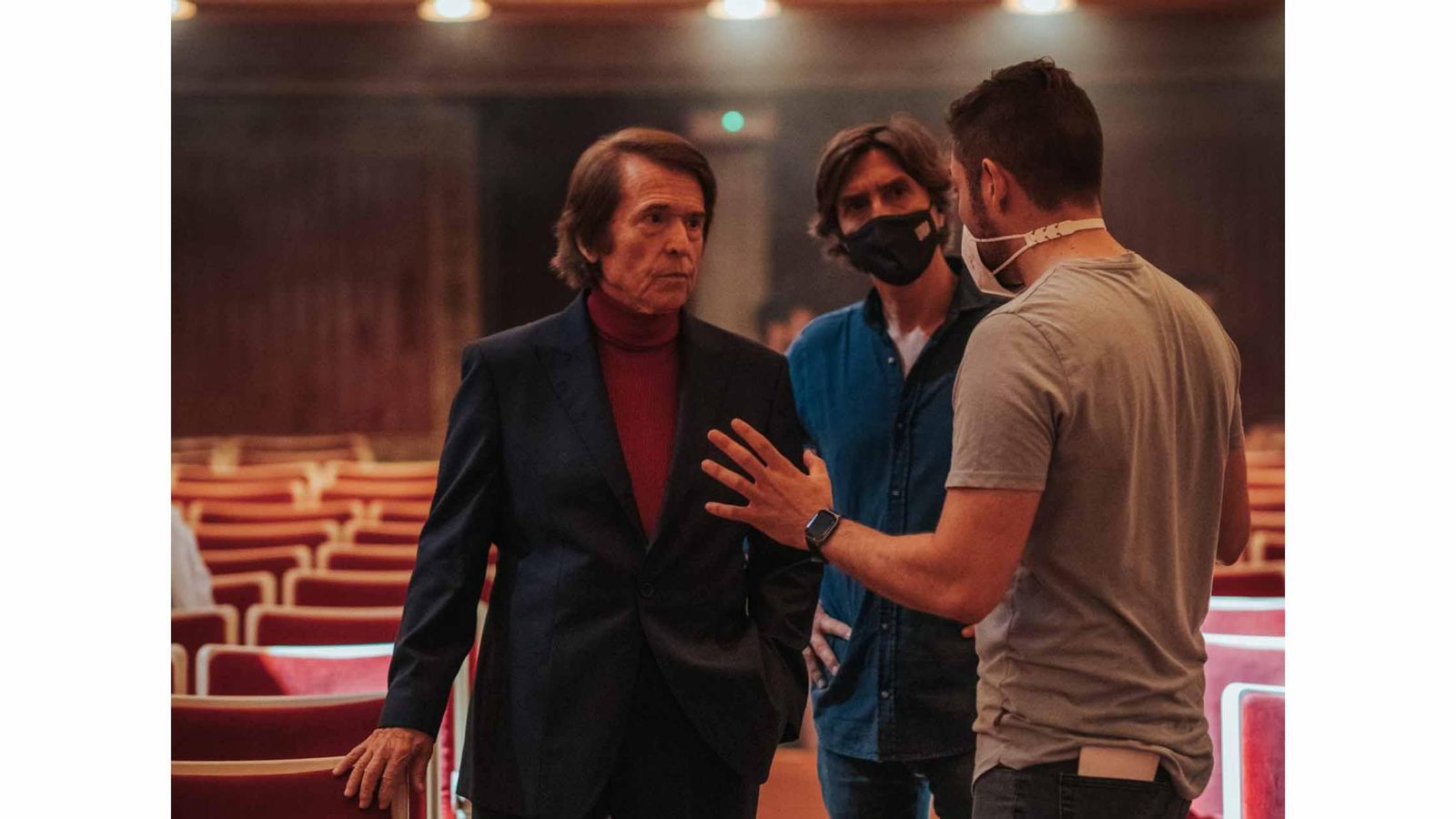 Fotografía cedida por Movistar+ donde aparece el cantante español Raphael (i) durante el rodaje de "Raphaelismo". EFE/Movistar+