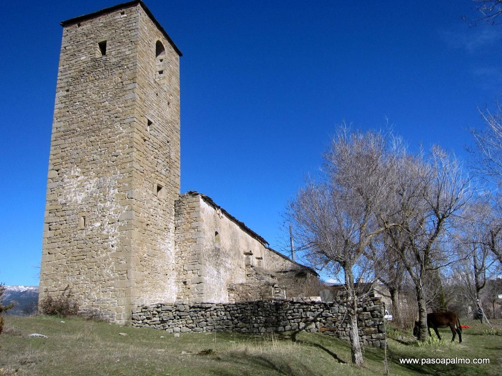 La iglesia de Aineto, en estado de ruina, ejemplo de la arquitectura popular reinante en la zona.