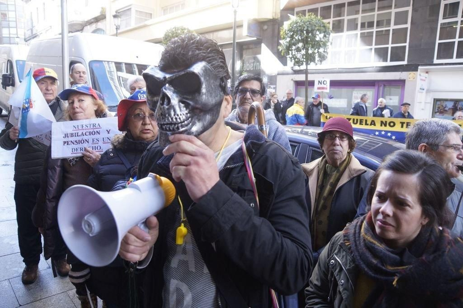 La protesta de los jubilados ante la sede diplomática del país caribeño estuvo seguida de cerca por varios agentes de la Policía Nacional.