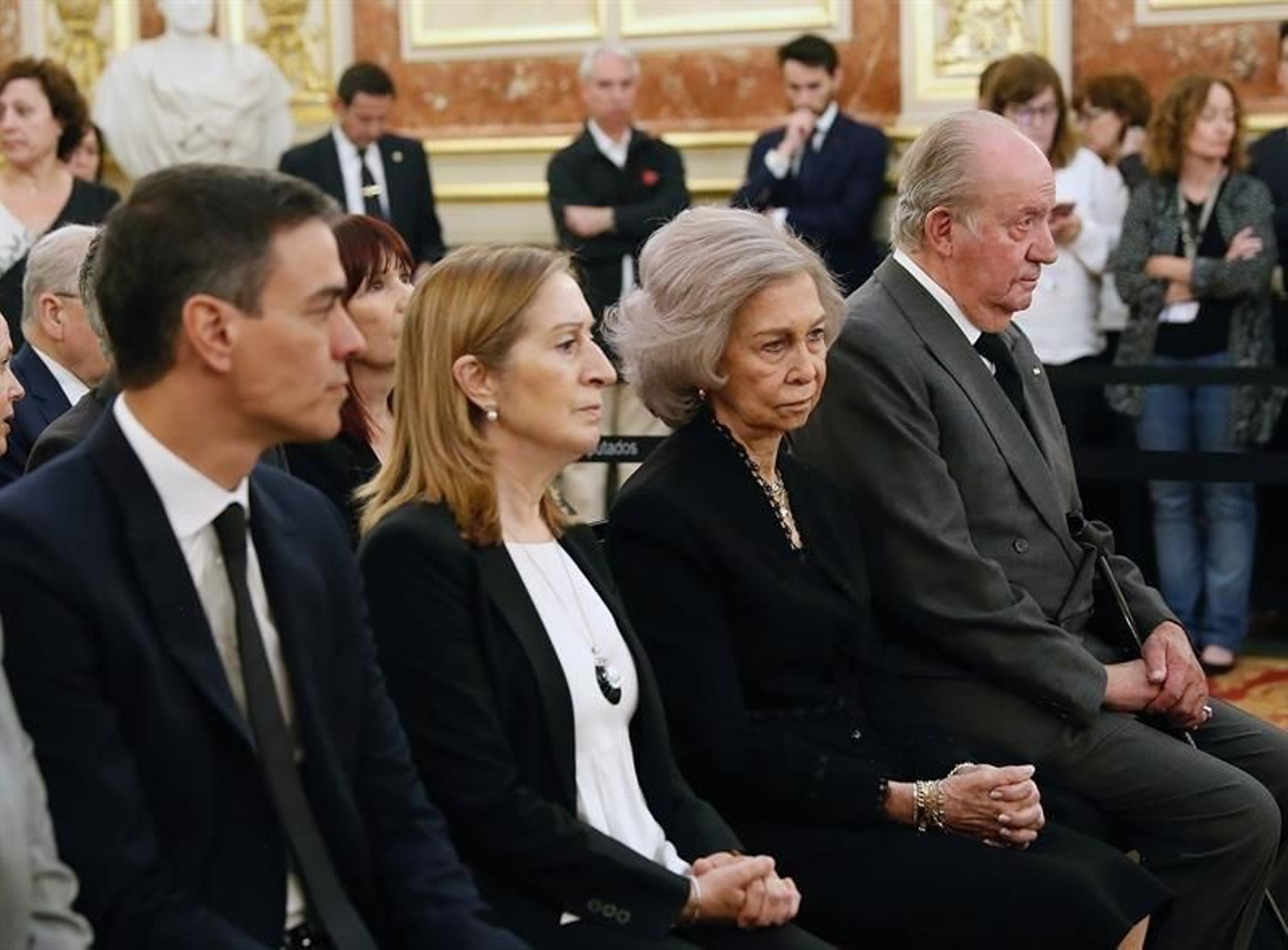 Los reyes eméritos Juan Carlos y Sofía, junto al presidente del Gobierno, Pedro Sánchez (i), y la presidenta del Congreso, Ana Pastor (2ªi), en la capilla ardiente