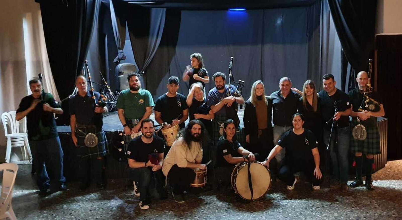 Las bandas junto con la delegada de la Xunta de Galicia, Elvira Domínguez, y el presidente del Centro Valle Miñor, Juan Valverde