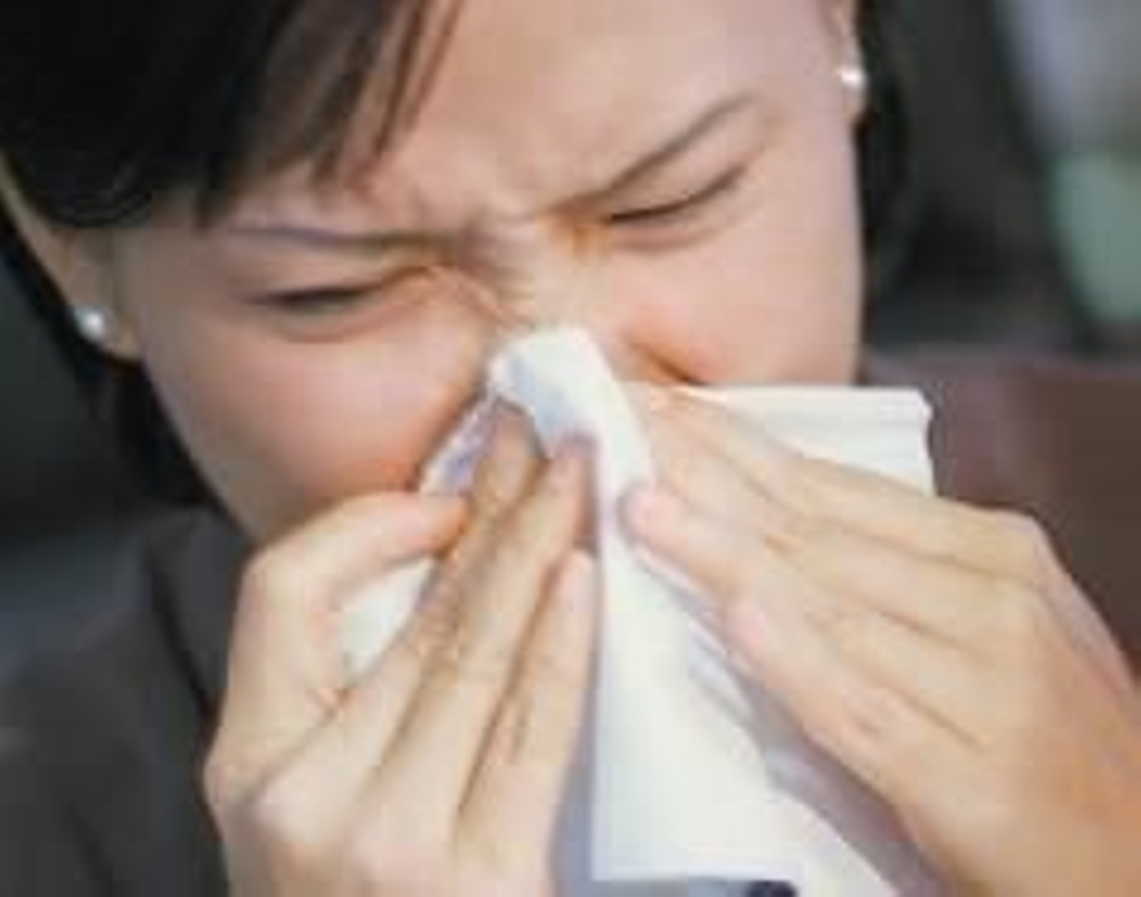 Una mujer que sufre rinitis.