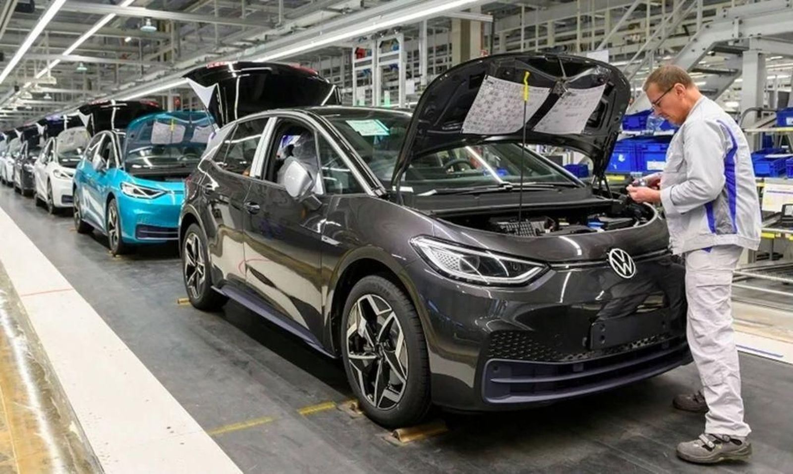 Un trabajador, en una de las plantas de la fábrica de Volkswagen en Fráncfort (Alemania).