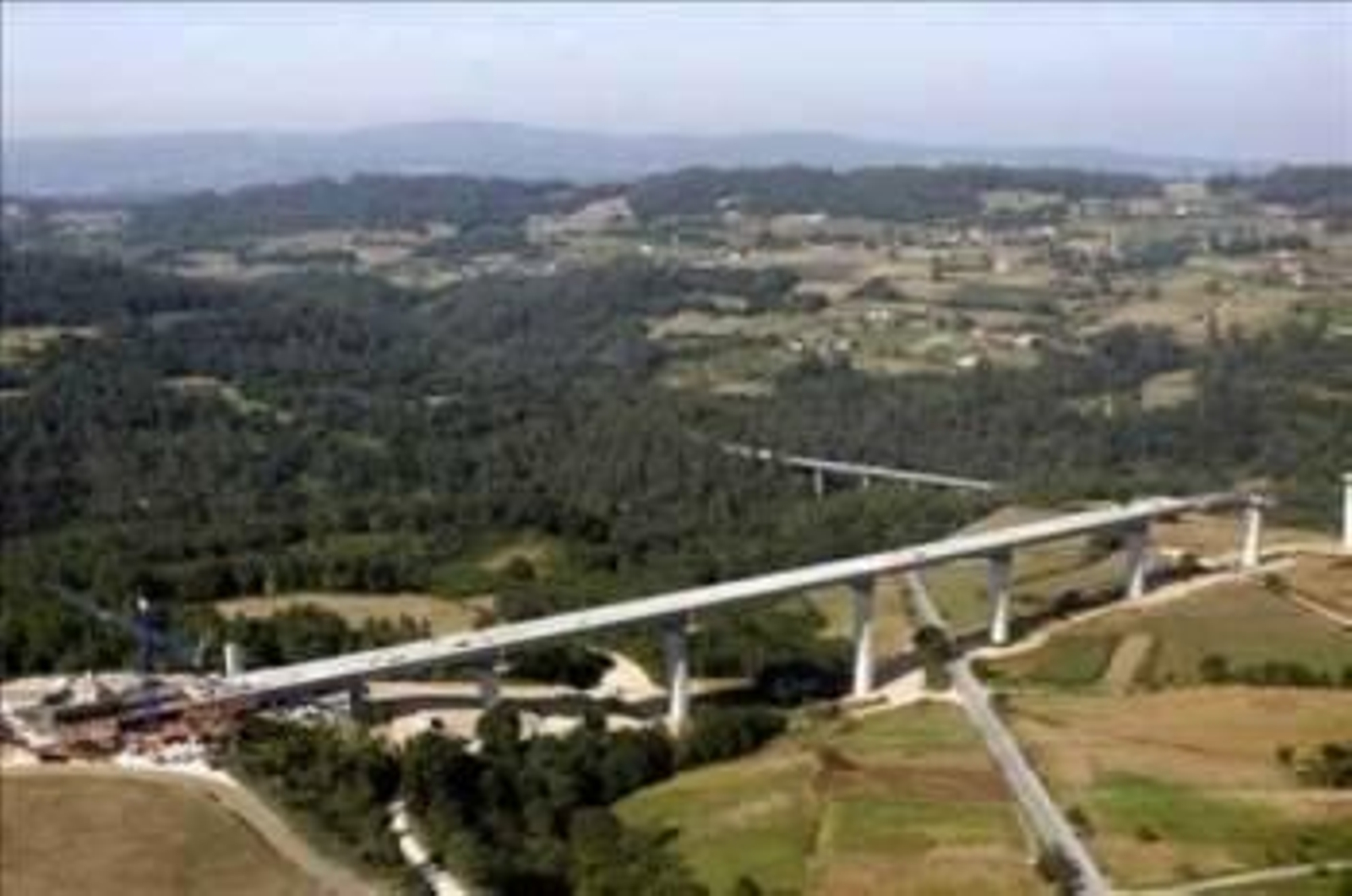 Vista aérea de uno de los viaductos del Ave. (Foto: EFE)