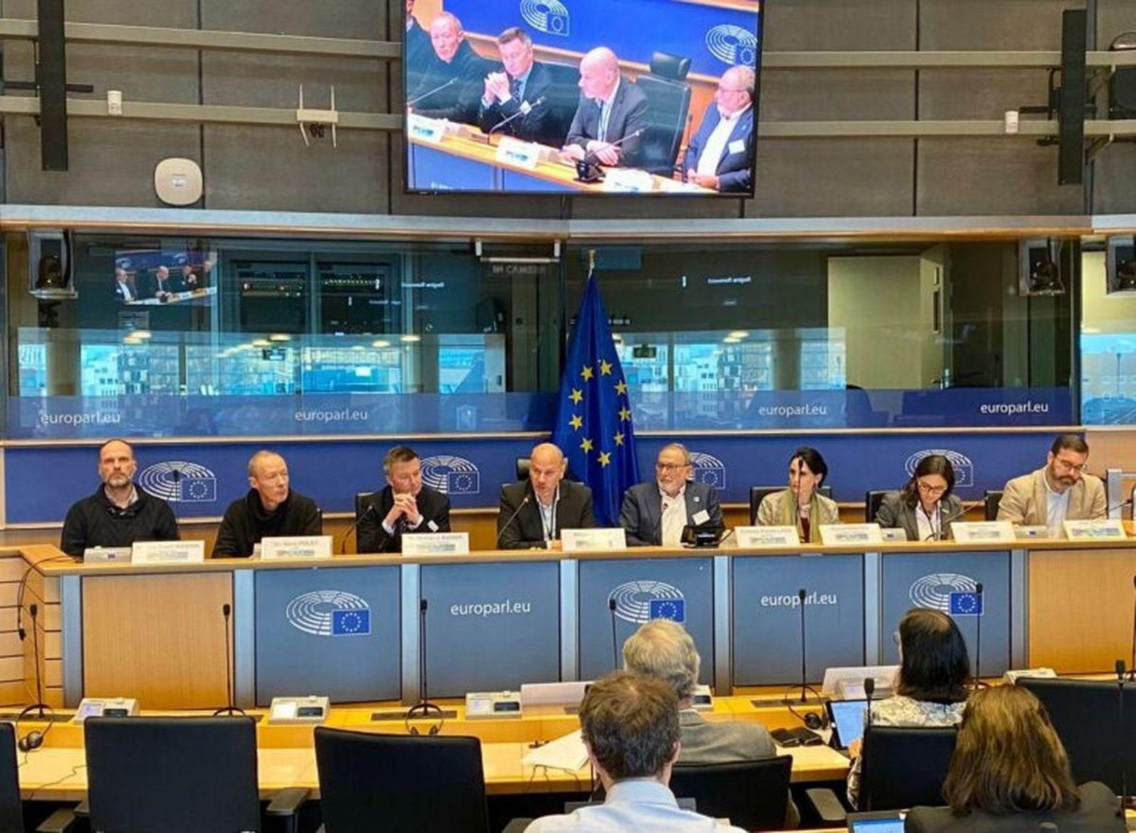 La conferencia en el Parlamento sobre el arrastre y el Plan de Acción con Iván López van der Veen (a la derecha).