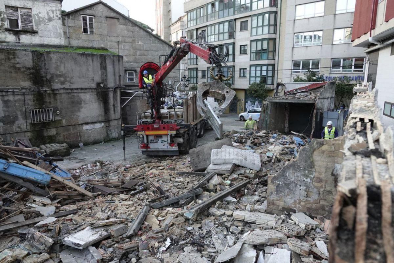 Las infraviviendas de la antigua panadería Lavandeira, reducidas a escombros tras el trabajo durante todo el día de las máquinas.