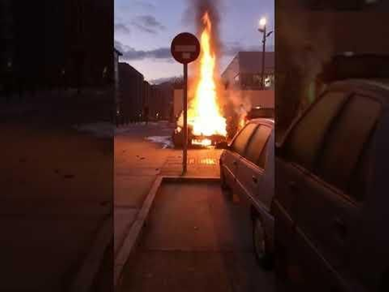 Un coche arde en el párking del Máis que Auga de Navia