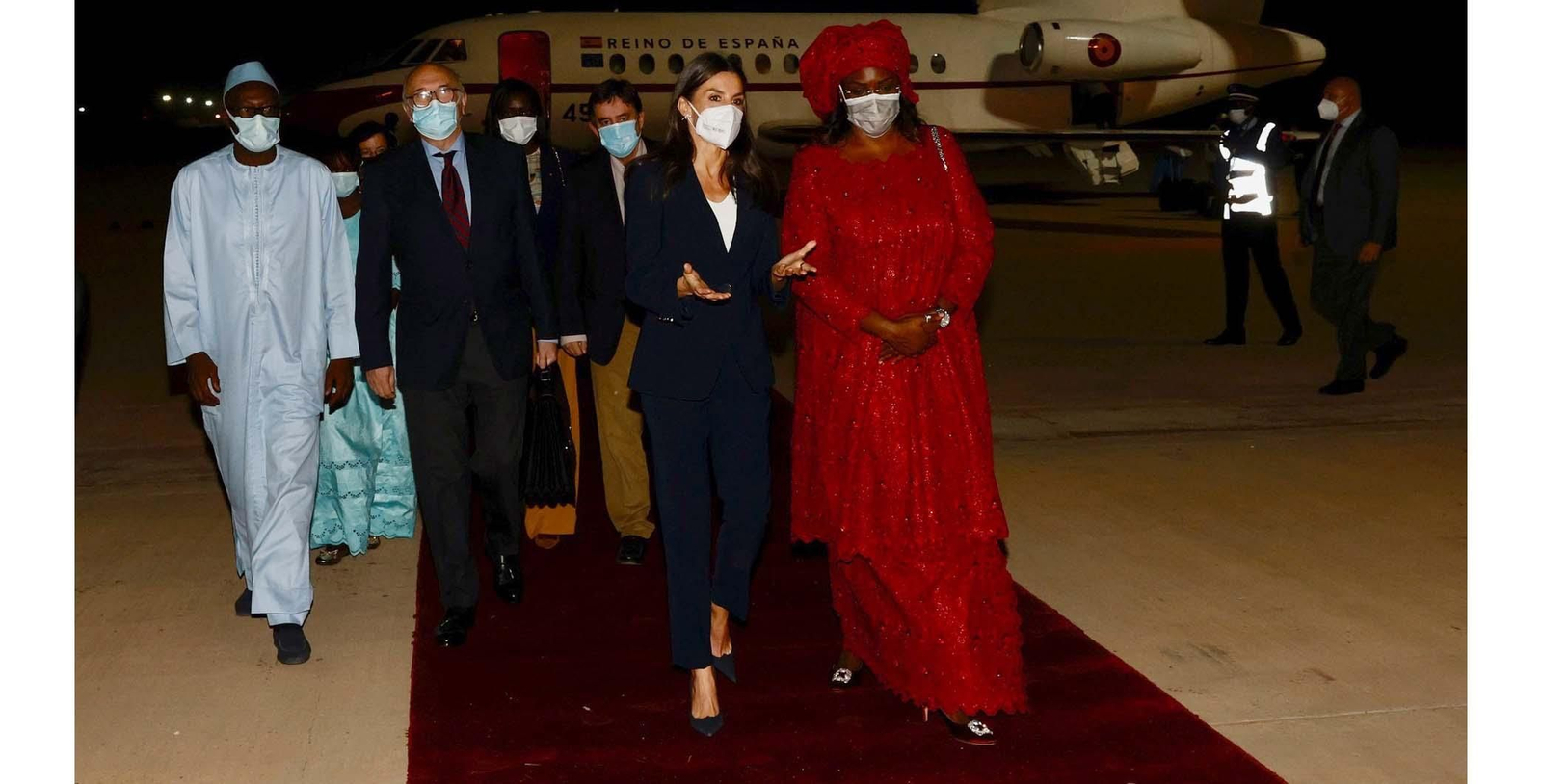 La reina Letizia y la primera dama de la República de Senegal, Marème Faye Sall (d), a su llegada al aeropuerto internacional Blaise Diagnea de Dakar. EFE / Francisco Gómez / Casa Real
