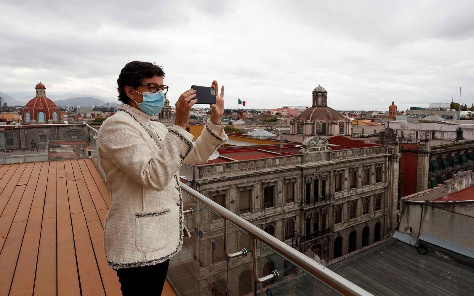 La ministra española de Asuntos Exteriores, Arancha González Laya, toma una fotografía durante una visita al Centro Cultural de España en México. EFE/José Méndez