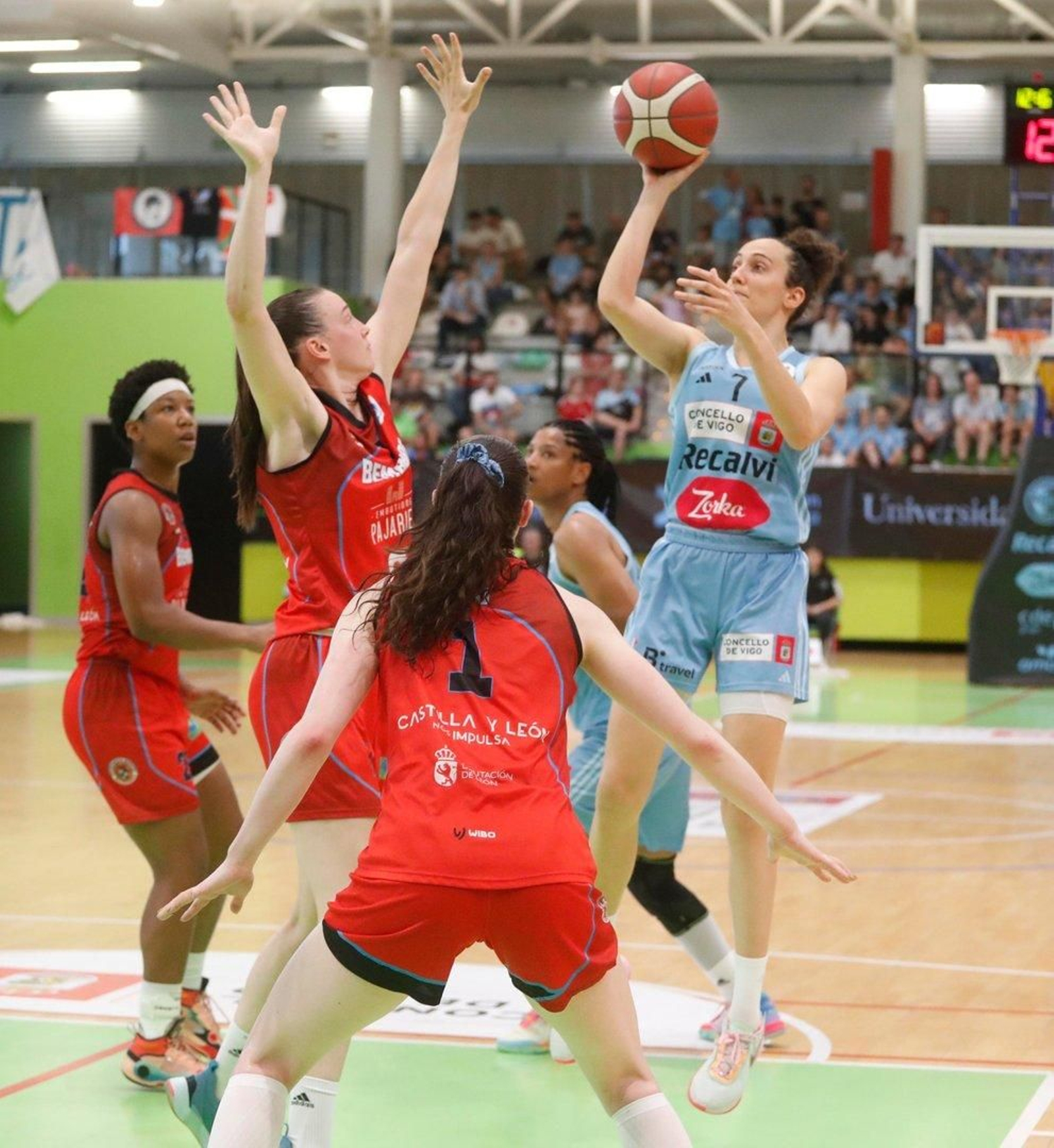 Una jugada del partido.